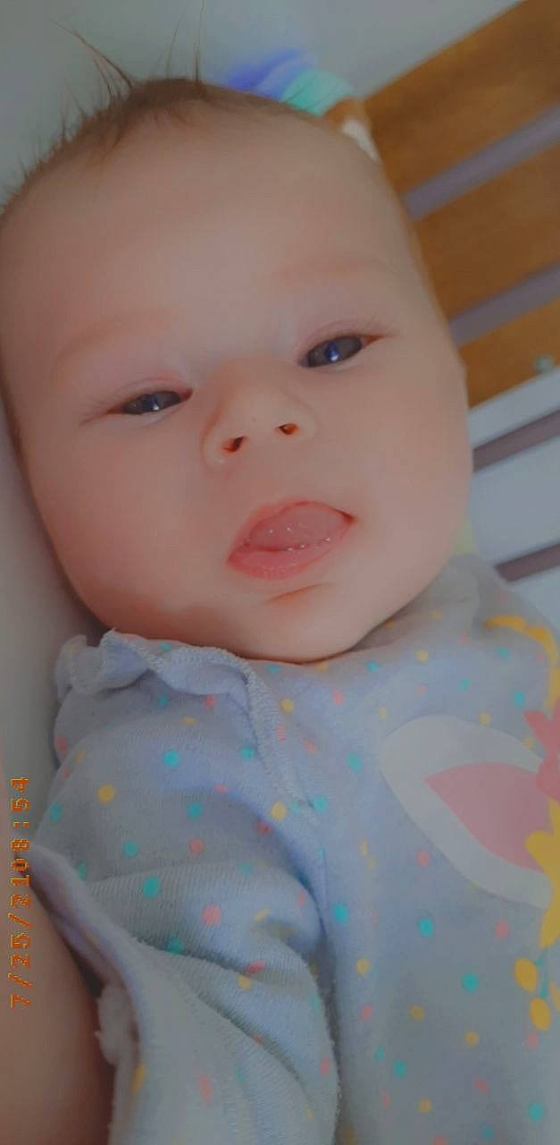 Yvana a rejoint le concours — aidez-le/la à gagner de superbes lots ! baby, baby_products, baby_toddler_clothing, cheek, child, collar, eye, eyelash, human_body, iris, linens, lip, nose, pattern, peach, person, pink, portrait_photography, skin, sleeve