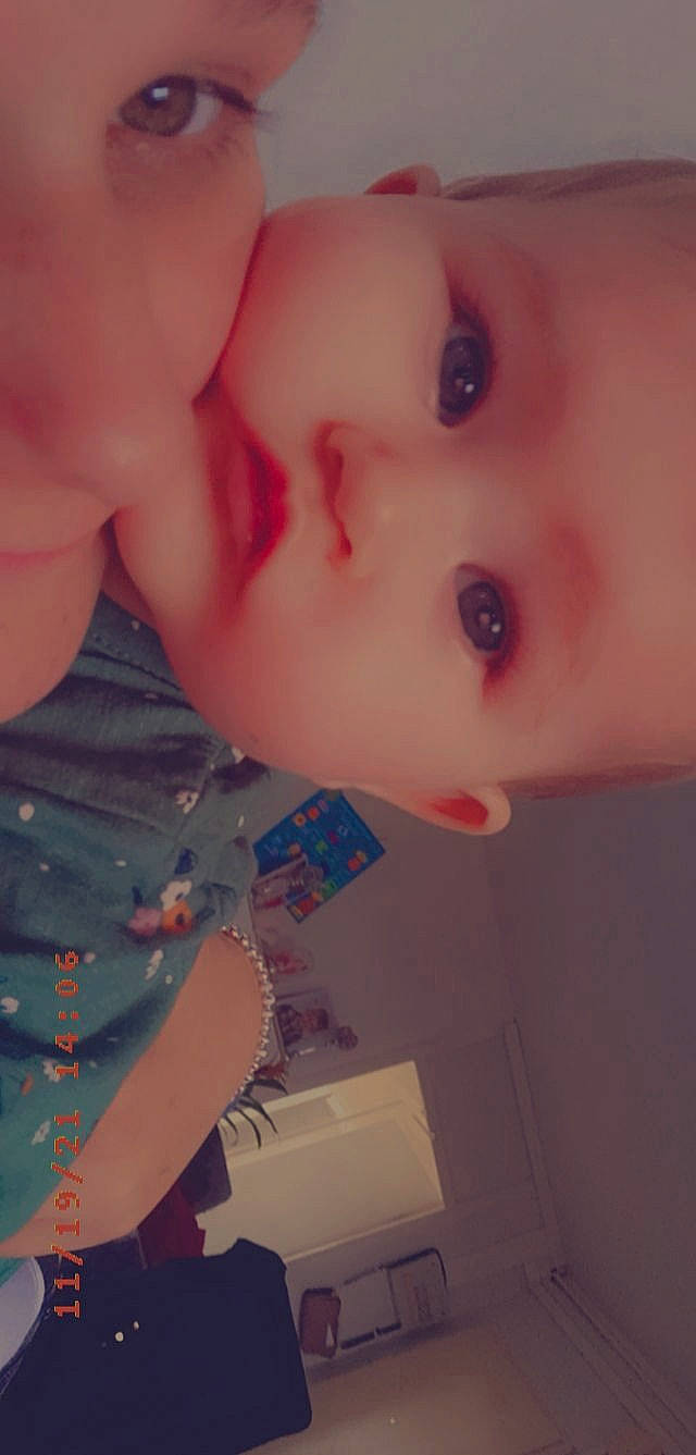 Yvana participe au concours pour gagner de l'argent avec cette photo : arm, cheek, ear, eye, eyebrow, eyelash, forehead, hair, hairstyle, hand, human, human_body, joint, lip, mouth, neck, nose, organ, person, shoulder