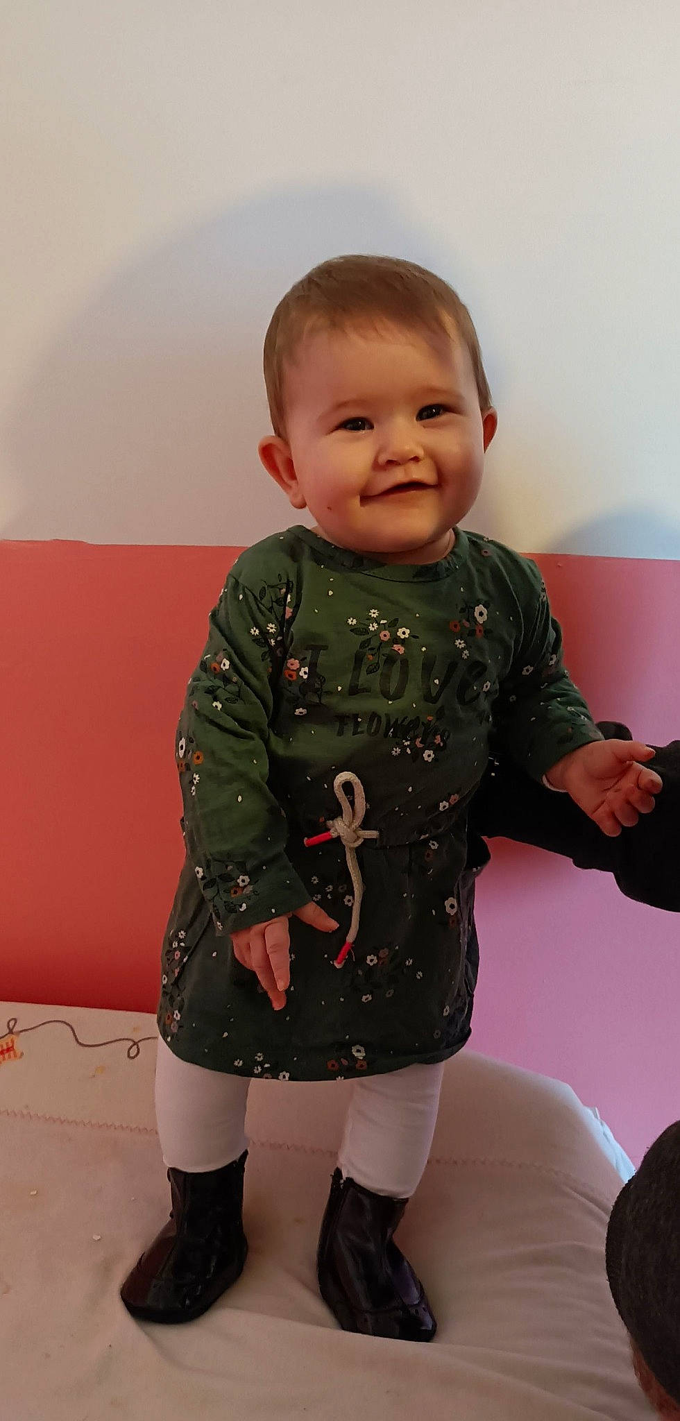 Yvana a rejoint le concours — aidez-le/la à gagner de superbes lots ! baby, baby_toddler_clothing, cheek, happy, human_body, joint, joy, knee, leg, neck, nose, pattern, person, pink, shoulder, skin, sleeve, smile, t_shirt, thigh