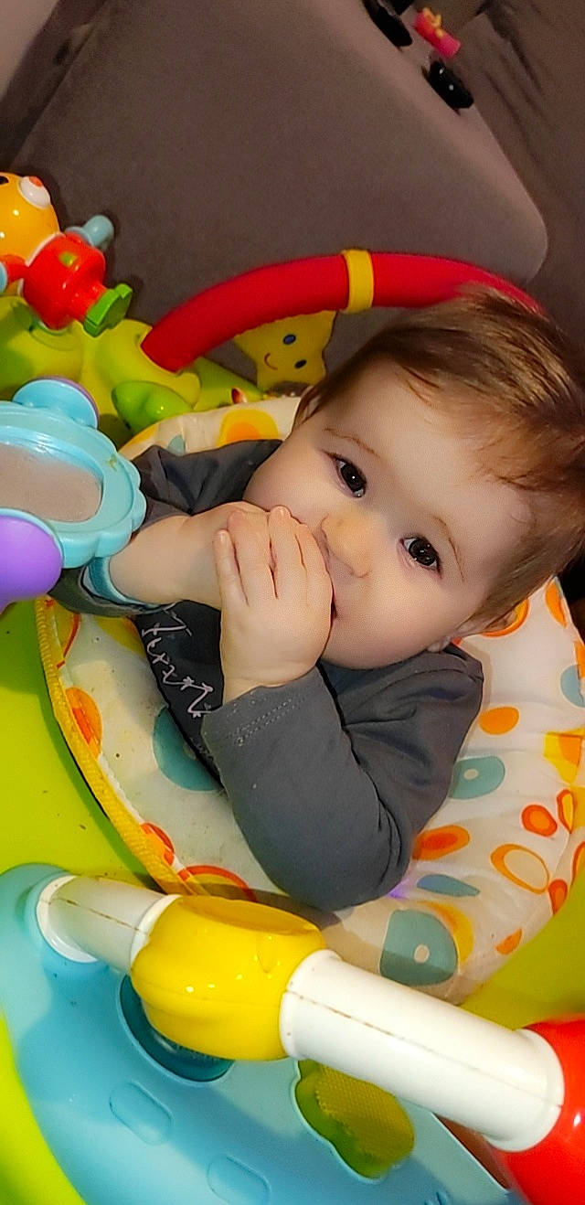 Yvana a rejoint le concours — aidez-le/la à gagner de superbes lots ! baby, baby_playing_with_toys, baby_toddler_clothing, cheek, eye, facial_expression, finger, fun, hand, happy, head, human_body, iris, nose, organ, person, photograph, product, skin, toddler