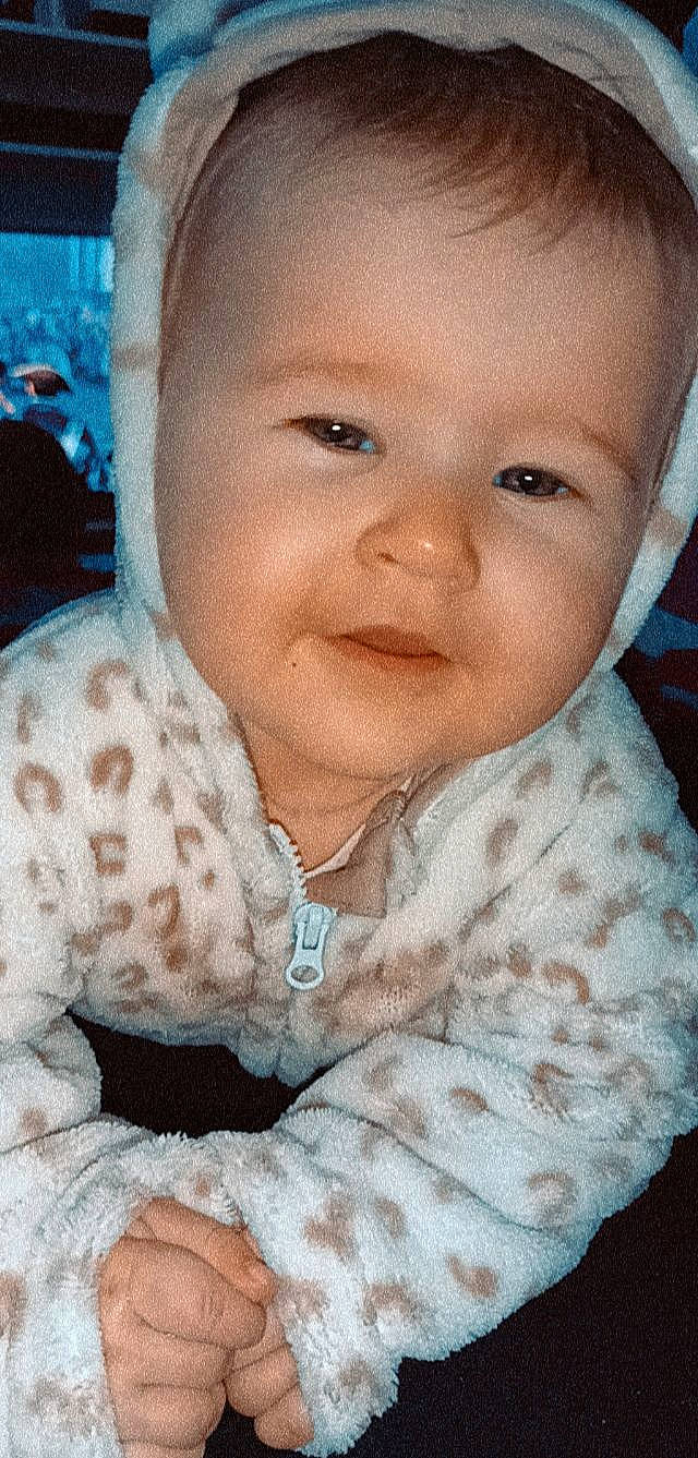 Yvana a rejoint le concours — aidez-le/la à gagner de superbes lots ! baby, baby_toddler_clothing, cheek, child, collar, comfort, eyelash, fun, happy, iris, linens, lip, neck, nose, pattern, person, sitting, skin, sleeve, smile