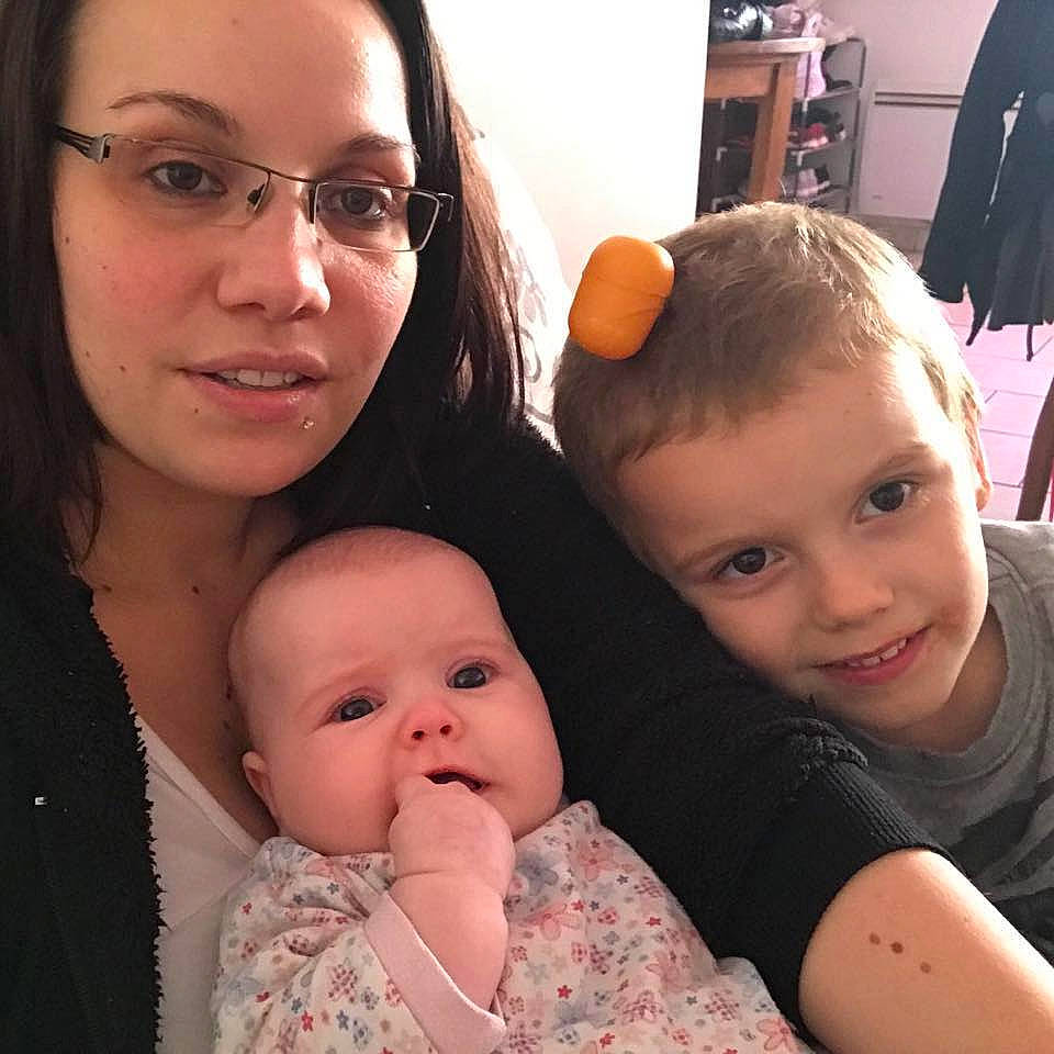 Mélodie participe au concours pour gagner de l'argent avec cette photo : cheek, child, daughter, day, ear, eye, eyebrow, finger, fun, girl, head, infant, iris, mother, nose, people, person, product, skin, smile