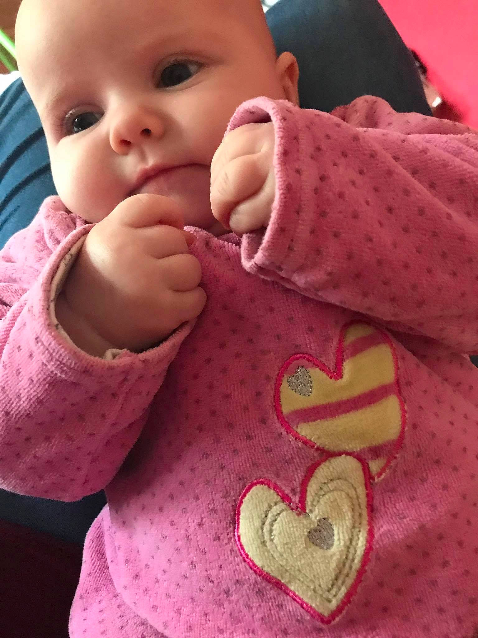 Mélodie a rejoint le concours — aidez-le/la à gagner de superbes lots ! cheek, child, finger, girl, infant, lip, magenta, mouth, nose, organ, person, pink, product, skin, smile, textile, toddler