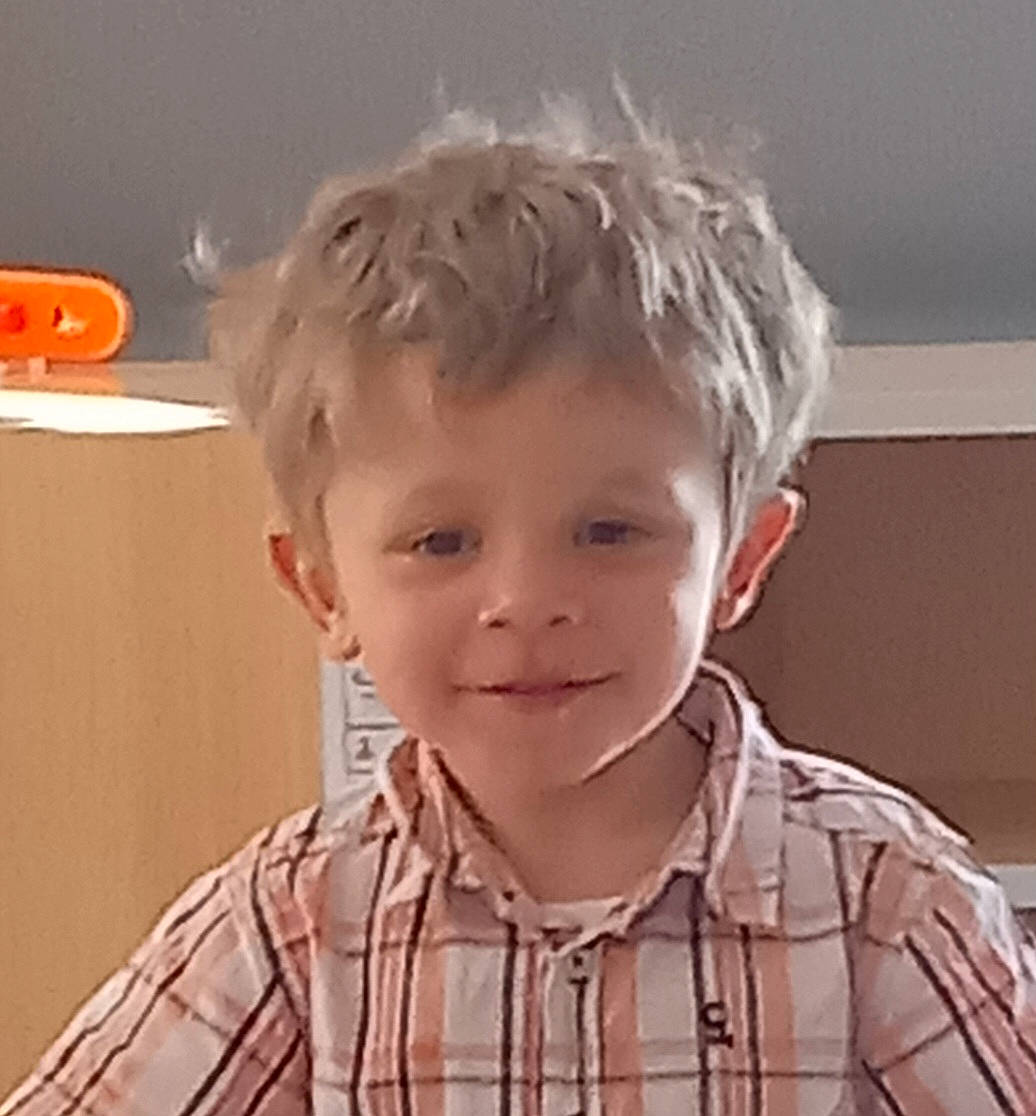 Gustave a rejoint le concours — aidez-le/la à gagner de superbes lots ! bangs, blond, cheek, child, chin, dress_shirt, ear, eyelash, forehead, fun, hair, happy, jaw, nose, pattern, person, sleeve, smile, surfer_hair, t_shirt