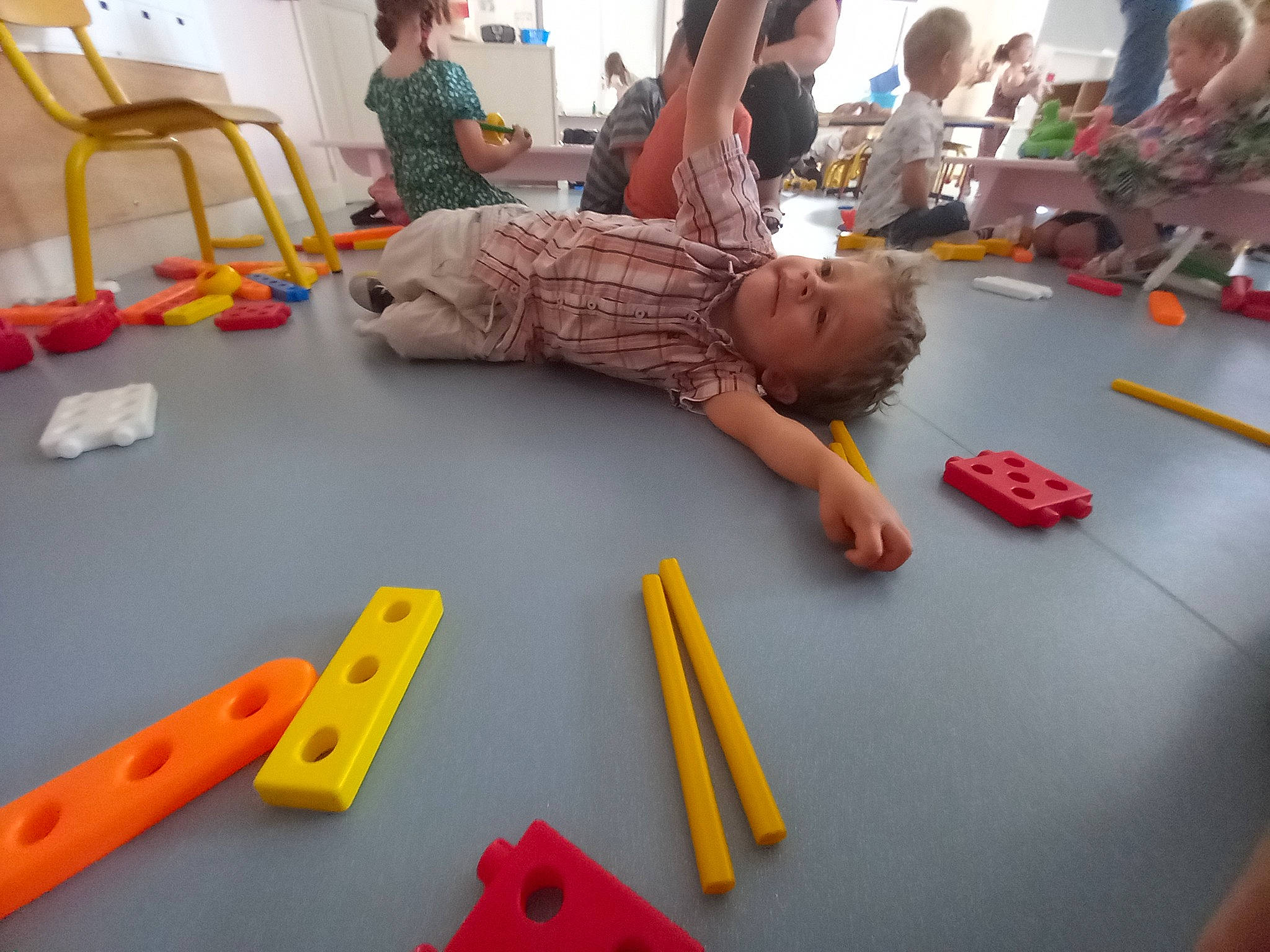 Gustave a rejoint le concours — aidez-le/la à gagner de superbes lots ! baby, baby_toys, child, class, event, floor, flooring, fun, hardwood, kindergarten, leisure, person, plastic, play, recreation, room, t_shirt, toddler, toy, wood