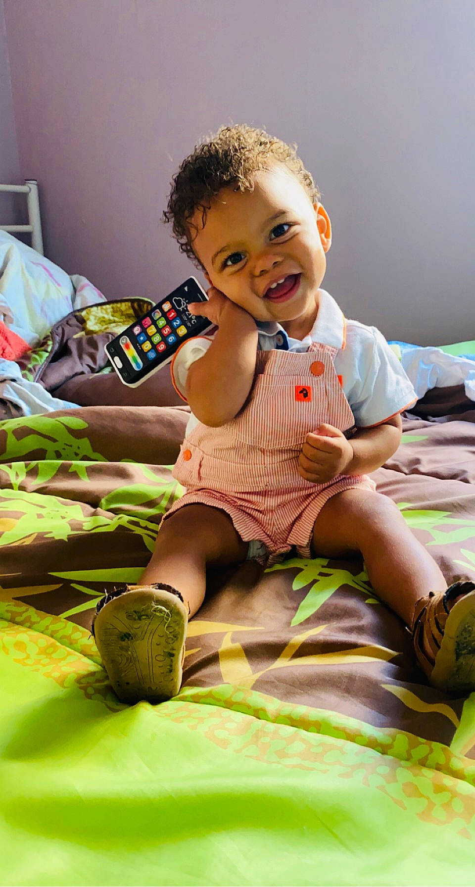 Jahyan a rejoint le concours — aidez-le/la à gagner de superbes lots ! baby, baby_playing_with_toys, baby_toddler_clothing, child, finger, fun, grass, happy, human_leg, knee, leisure, person, room, sitting, skin, smile, sock, thigh, thumb, toddler