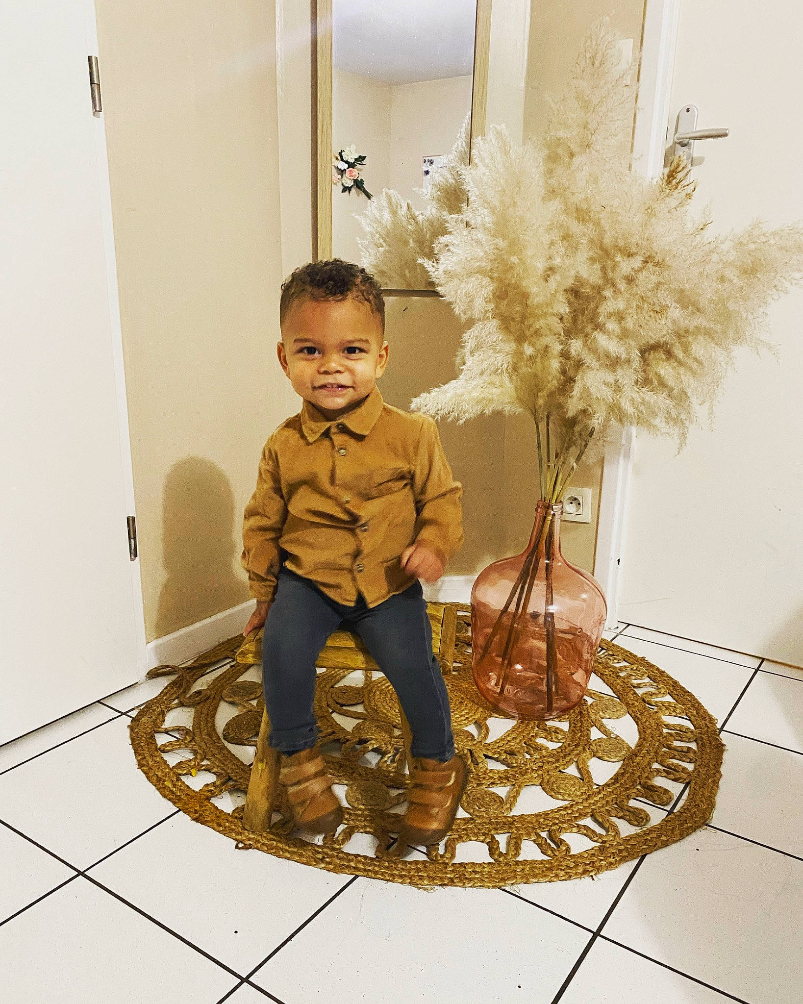 Jahyan participe au concours pour gagner de l'argent avec cette photo : art, circle, floor, flooring, flower, flowerpot, hardwood, human_body, interior_design, leg, person, picture_frame, plant, sitting, smile, stock_photography, toddler, twig, vase, visual_arts