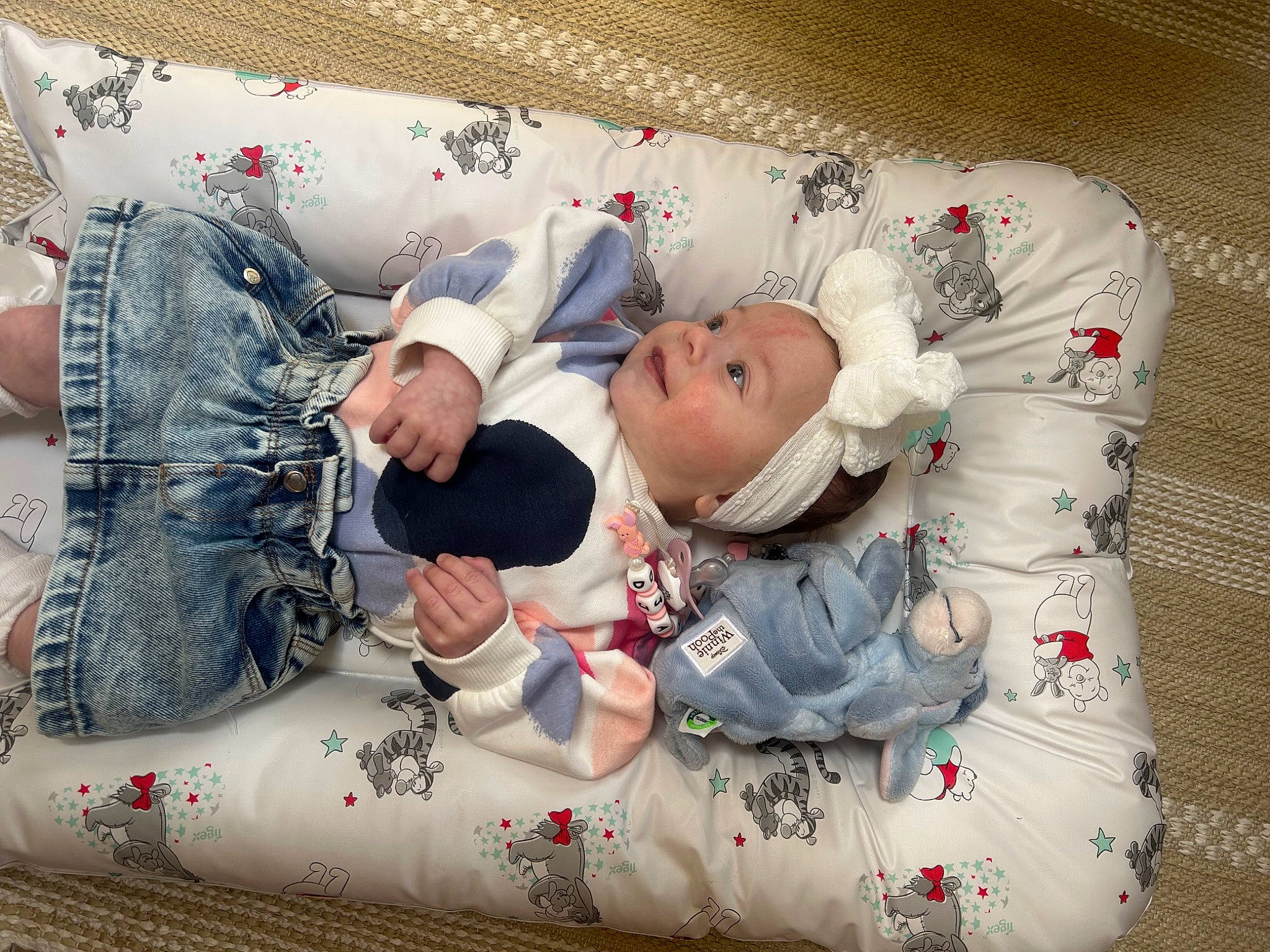 Djaylie-rose a rejoint le concours — aidez-le/la à gagner de superbes lots ! art, baby, baby_products, baby_safety, baby_sleeping, baby_toddler_clothing, bed, bedding, carmine, child, comfort, flesh, human_leg, linens, nap, pattern, person, room, sleeve, thigh