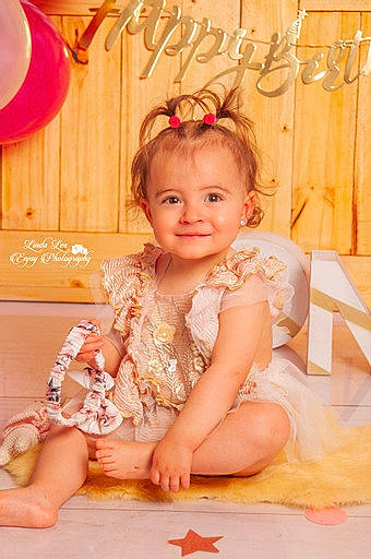 Clara participe au concours pour gagner de l'argent avec cette photo : baby, baby_toddler_clothing, balloon, beauty, child, dress, embellishment, event, fun, happy, human_leg, joy, orange, pattern, peach, person, pink, room, skin, sleeve