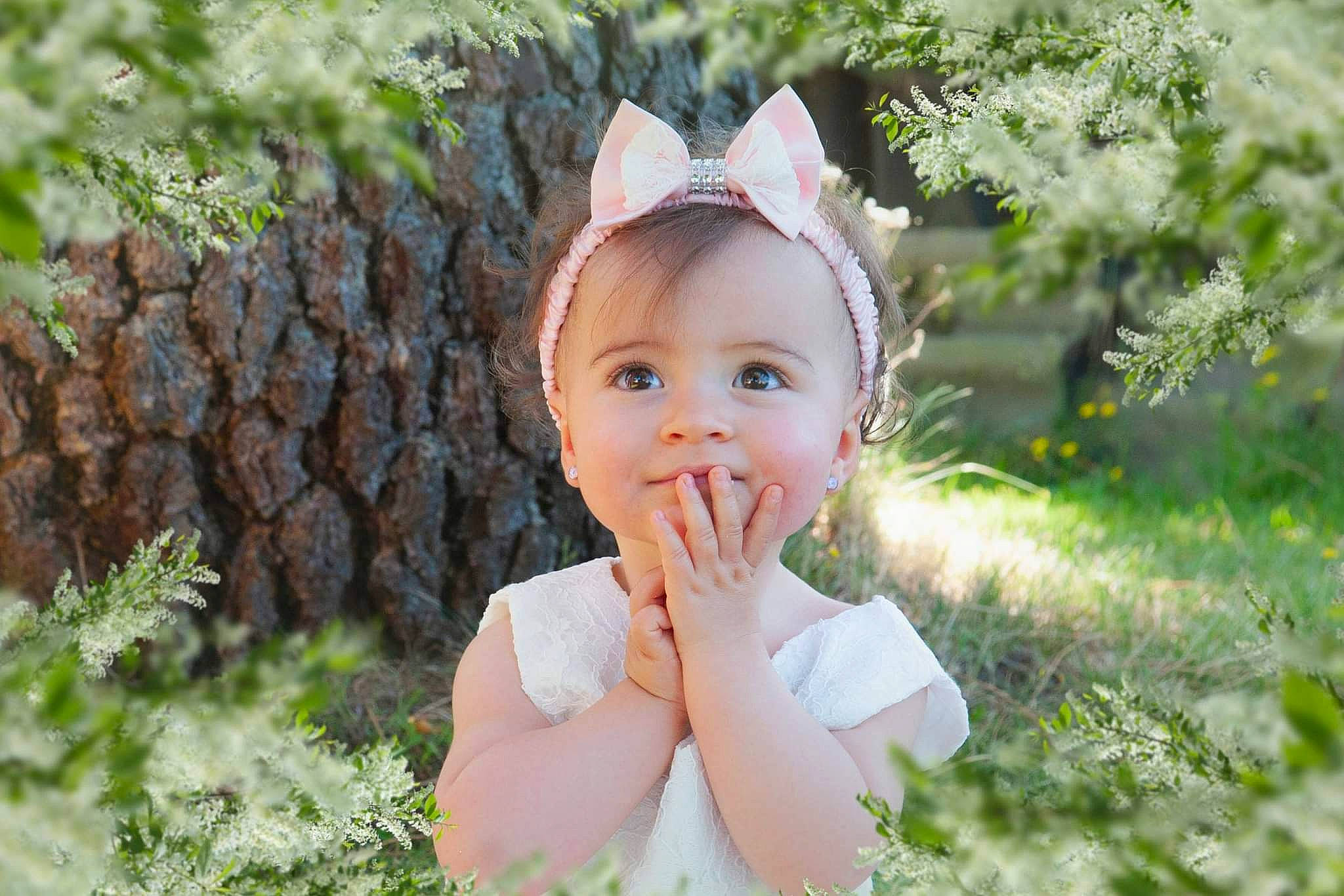 Clara a rejoint le concours — aidez-le/la à gagner de superbes lots ! baby, baby_toddler_clothing, child, eye, eyelash, fashion_accessory, grass, grass_family, hair_accessory, happy, head, headband, headgear, headpiece, people_in_nature, person, plant, smile, spring, summer