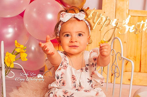 Clara a rejoint le concours — aidez-le/la à gagner de superbes lots ! baby, baby_toddler_clothing, balloon, chair, child, dress, ear, event, eyelash, fun, hairstyle, happy, headpiece, headwear, iris, organ, party_supply, person, pink, skin