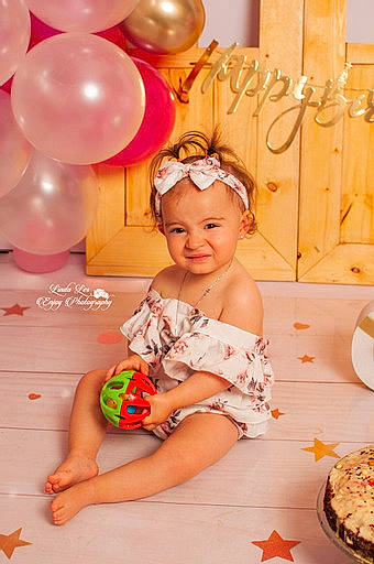 Clara a rejoint le concours — aidez-le/la à gagner de superbes lots ! baby, baby_toddler_clothing, balloon, event, facial_expression, fun, happy, hat, headwear, joy, magenta, orange, party_supply, person, pink, recipe, smile, sock, tableware, thigh