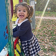 Laura participe au concours pour gagner de l'argent avec cette photo : child, girl, playground, climbing, smiling, pigtails, outdoor, autumn, leaves, sunlight, happy, dress, sandals, nature, trees, play_equipment, daylight, fun, park, excited