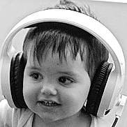 Liam participe au concours pour gagner de l'argent avec cette photo : child, headphones, black_and_white, portrait, close_up, cute, young_child, smile, hair, face, expression, indoors, person, technology, listening, baby, earphones, childhood, monochrome, happy