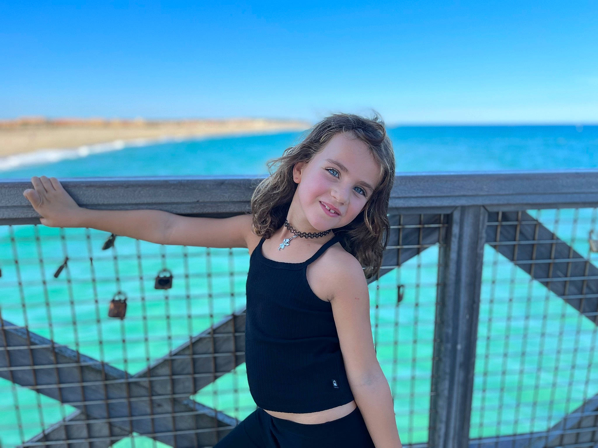 Hanna participe au concours pour gagner de l'argent avec cette photo : azure, electric_blue, fence, flash_photography, fun, happy, horizon, joy, landscape, leisure, long_hair, magenta, pattern, people_in_nature, person, sky, standing, summer, t_shirt, thigh