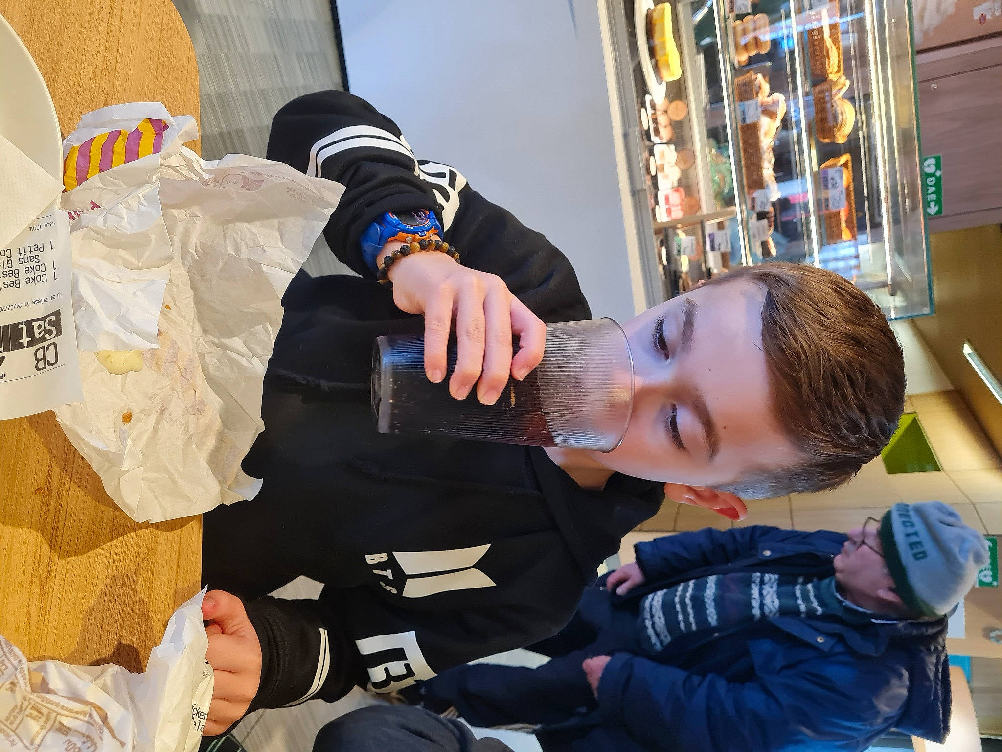 Naoki a rejoint le concours — aidez-le/la à gagner de superbes lots ! child, cuff, event, fashion_accessory, formal_wear, fun, gesture, hand, happy, headwear, nail, person, room, sitting, thumb, tie, wrist