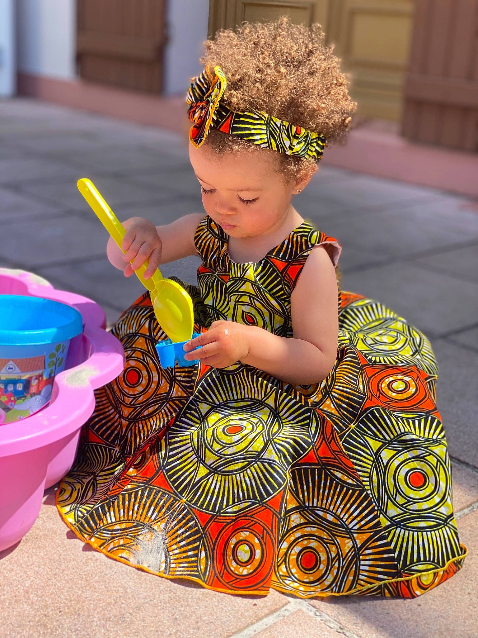 Victoria a rejoint le concours — aidez-le/la à gagner de superbes lots ! art, baby_toddler_clothing, birthday, child, costume, event, fashion_accessory, fashion_design, fun, happy, hat, headpiece, leisure, pattern, person, recreation, sitting, t_shirt, toddler, tradition