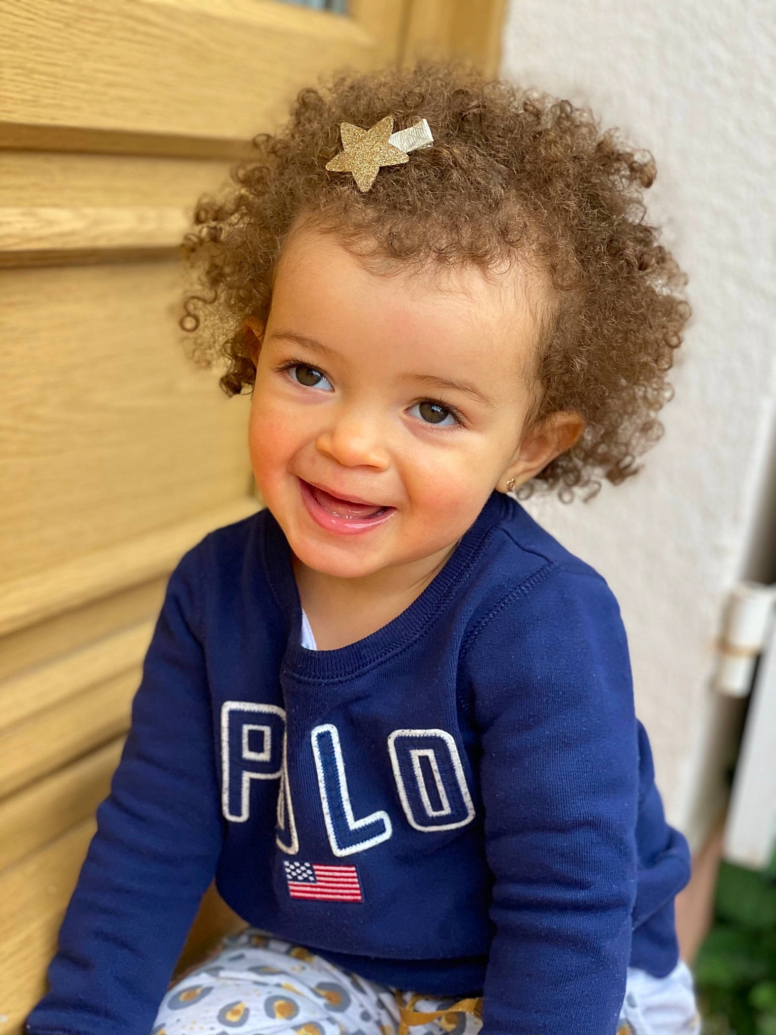 Victoria participe au concours pour gagner de l'argent avec cette photo : baby_toddler_clothing, brown_hair, child, clothing, cool, electric_blue, eyebrow, face, football, fun, happy, headpiece, iris, joy, outerwear, person, ringlet, skin, sleeve, smile