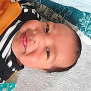 Jayden a rejoint le concours — aidez-le/la à gagner de superbes lots ! baby, smiling, infant, face, striped_clothing, yellow_clothing, blanket, pacifier, soft_surface, head, happy, child, lying_down, close_up, indoors, person, toddler, portrait, cute, young