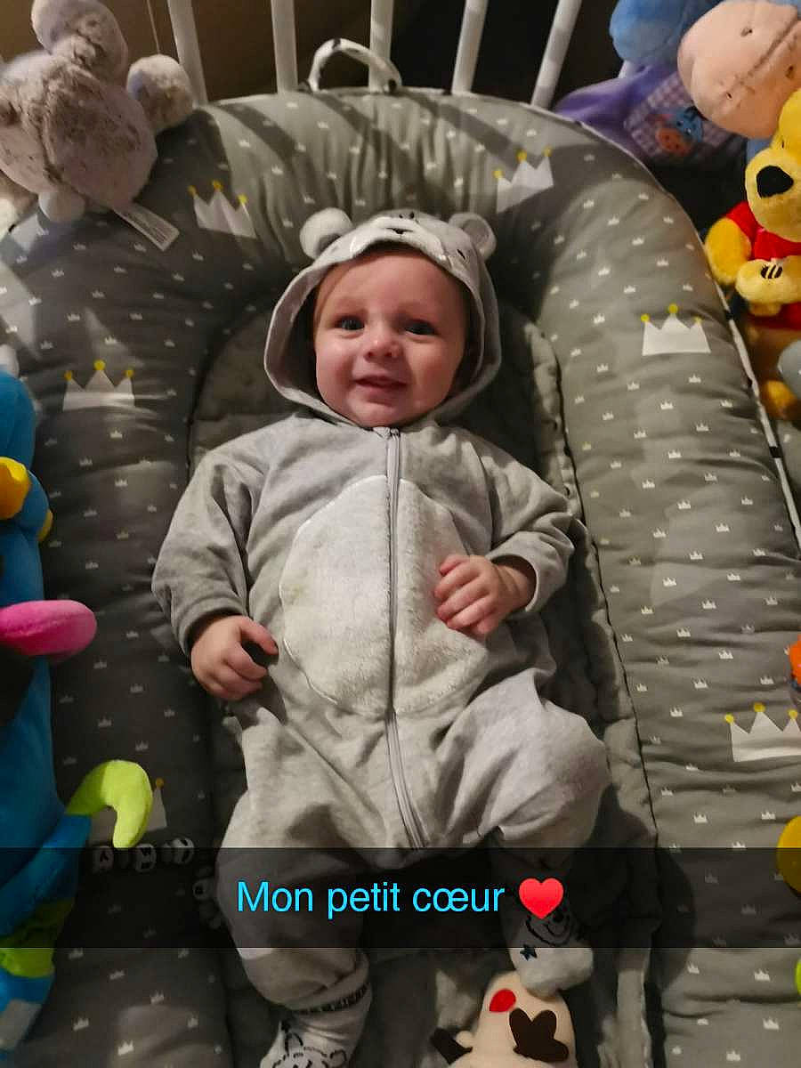Rémy participe au concours pour gagner de l'argent avec cette photo : baby, baby_toddler_clothing, baby_toys, child, comfort, event, fun, happy, headwear, joy, organ, pattern, people, person, play, room, sitting, smile, snapshot, stuffed_toy