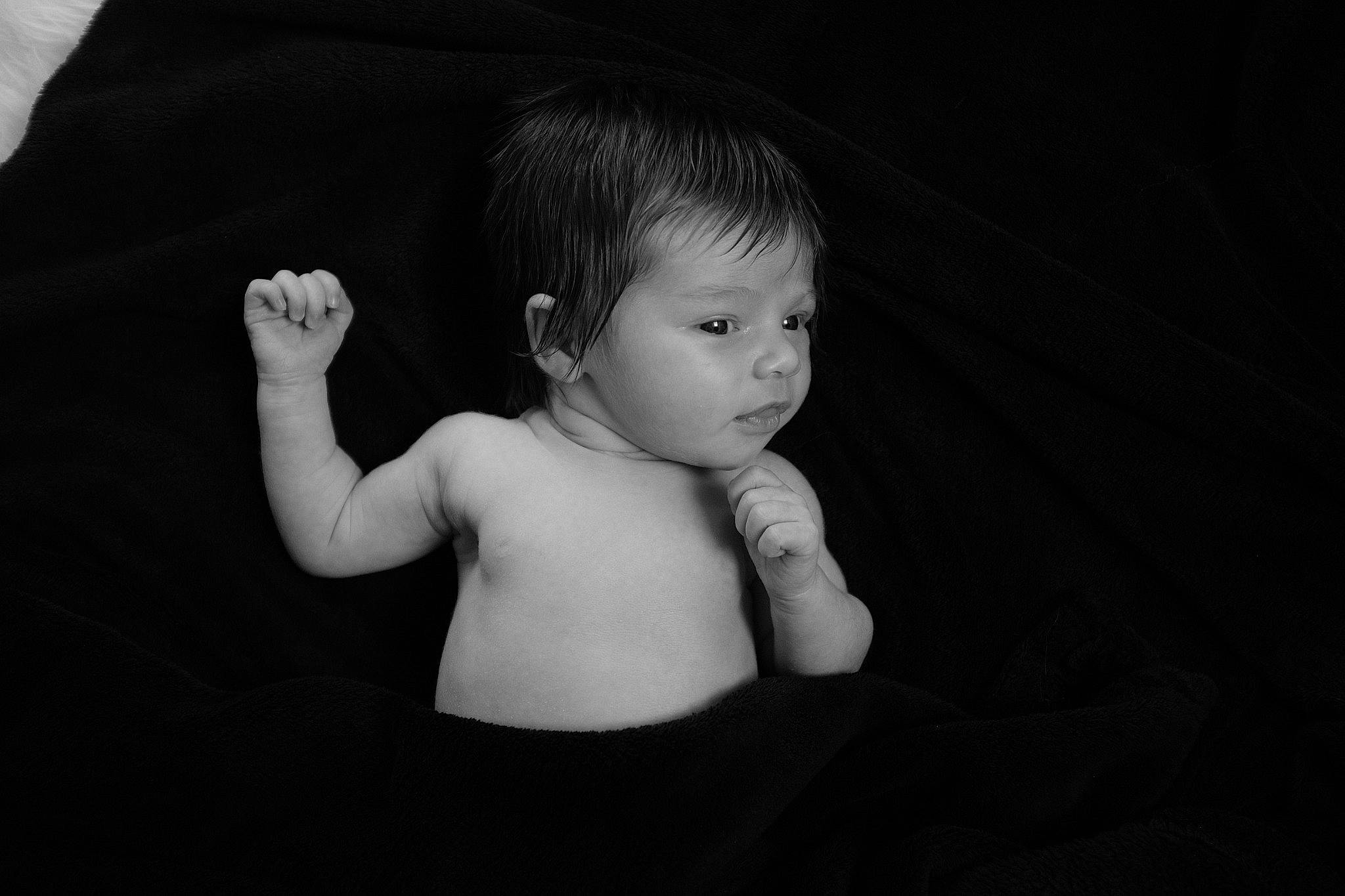 Amy a rejoint le concours — aidez-le/la à gagner de superbes lots ! arm, cheek, chest, child, ear, elbow, eyelash, finger, flash_photography, gesture, grey, hand, happy, iris, monochrome, monochrome_photography, neck, nose, person, skin