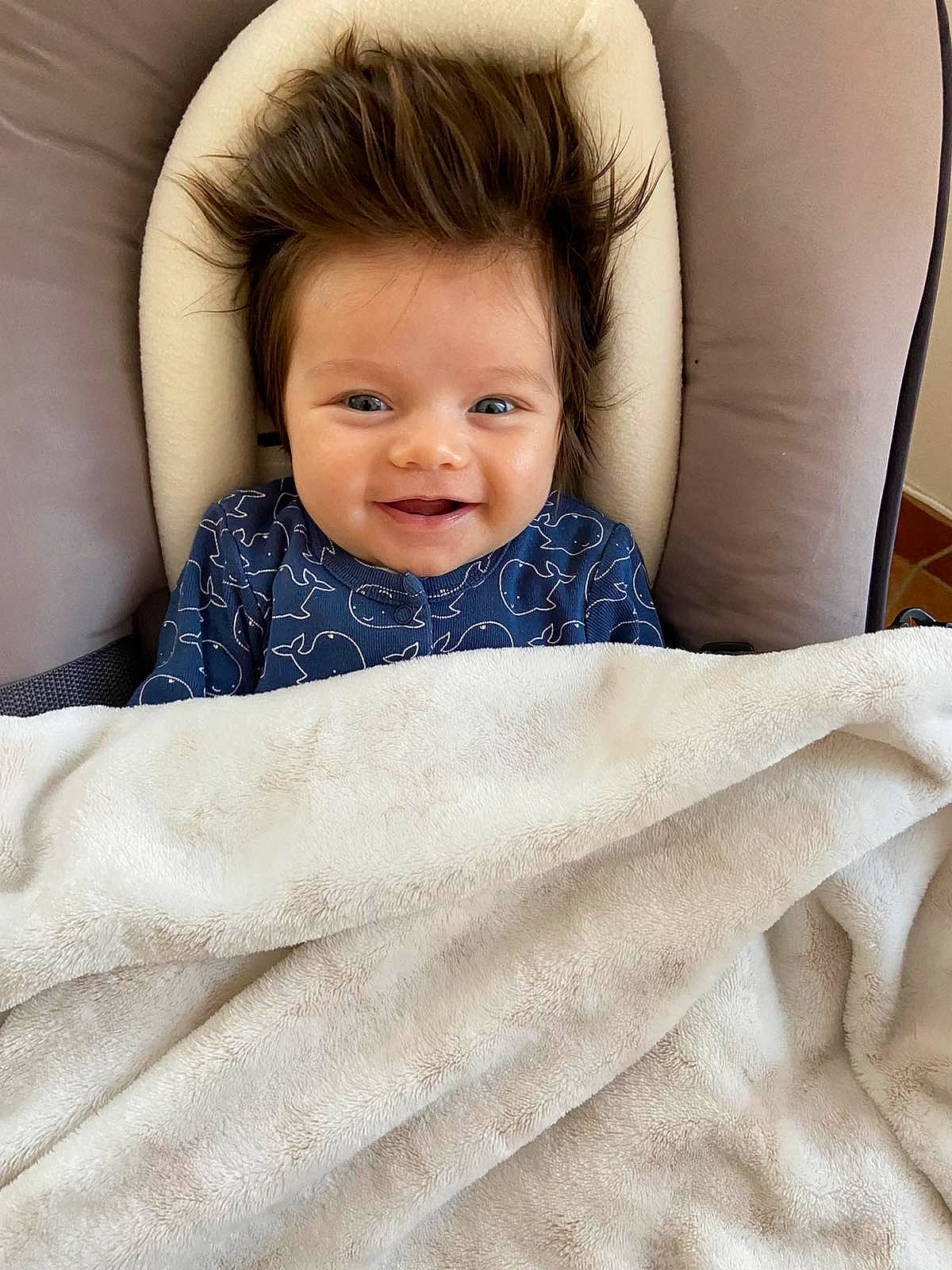 Amy a rejoint le concours — aidez-le/la à gagner de superbes lots ! arm, bedding, child, comfort, couch, eye, face, finger, flash_photography, flooring, hair, happy, linens, person, shoulder, skin, sleeve, smile, textile, toddler