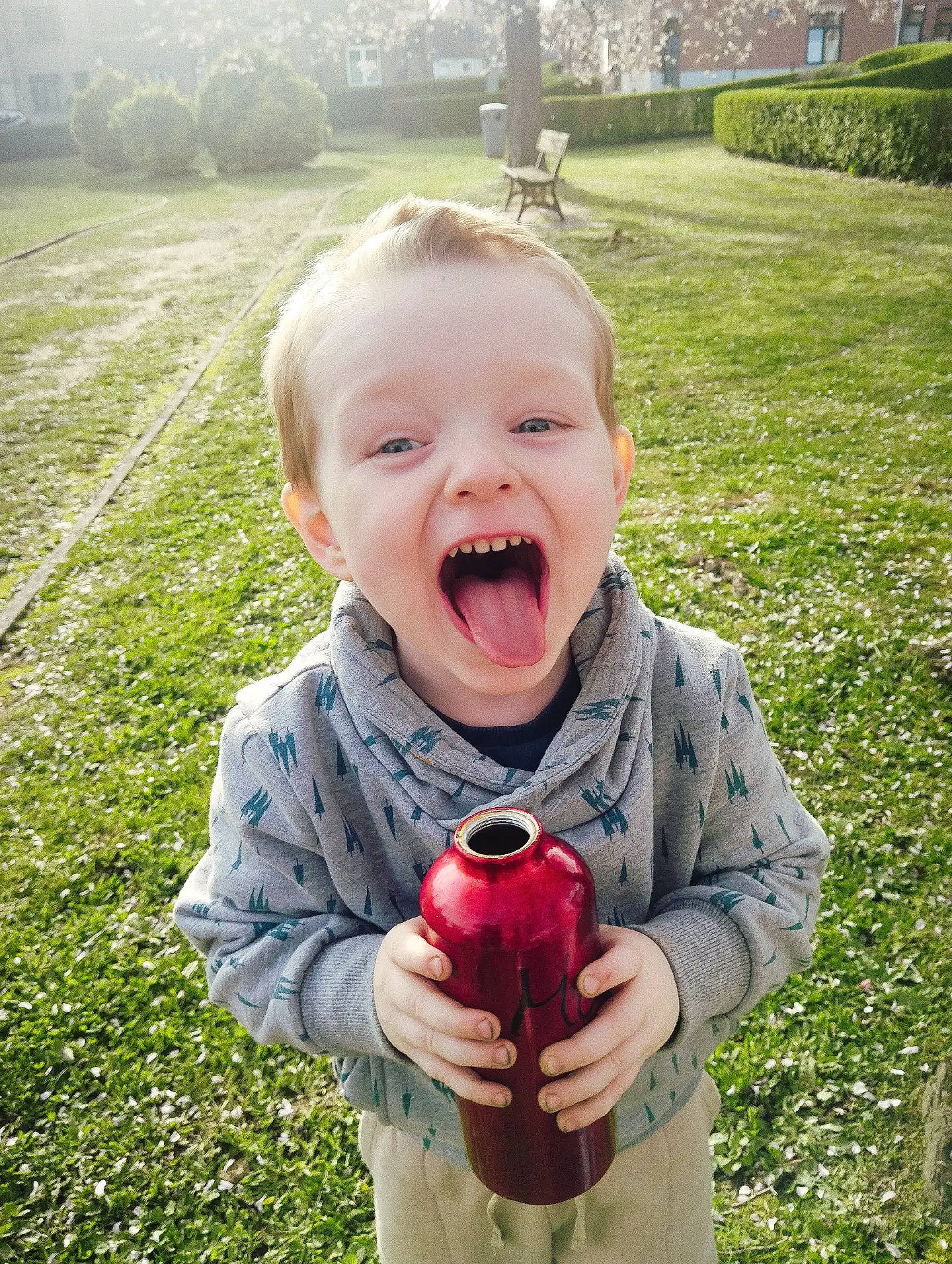 Nicolas a rejoint le concours — aidez-le/la à gagner de superbes lots ! baby, baby_toddler_clothing, botany, child, finger, fruit, fun, gesture, grass, grass_family, green, happy, leaf, lip, people_in_nature, person, plant, smile, summer, toddler