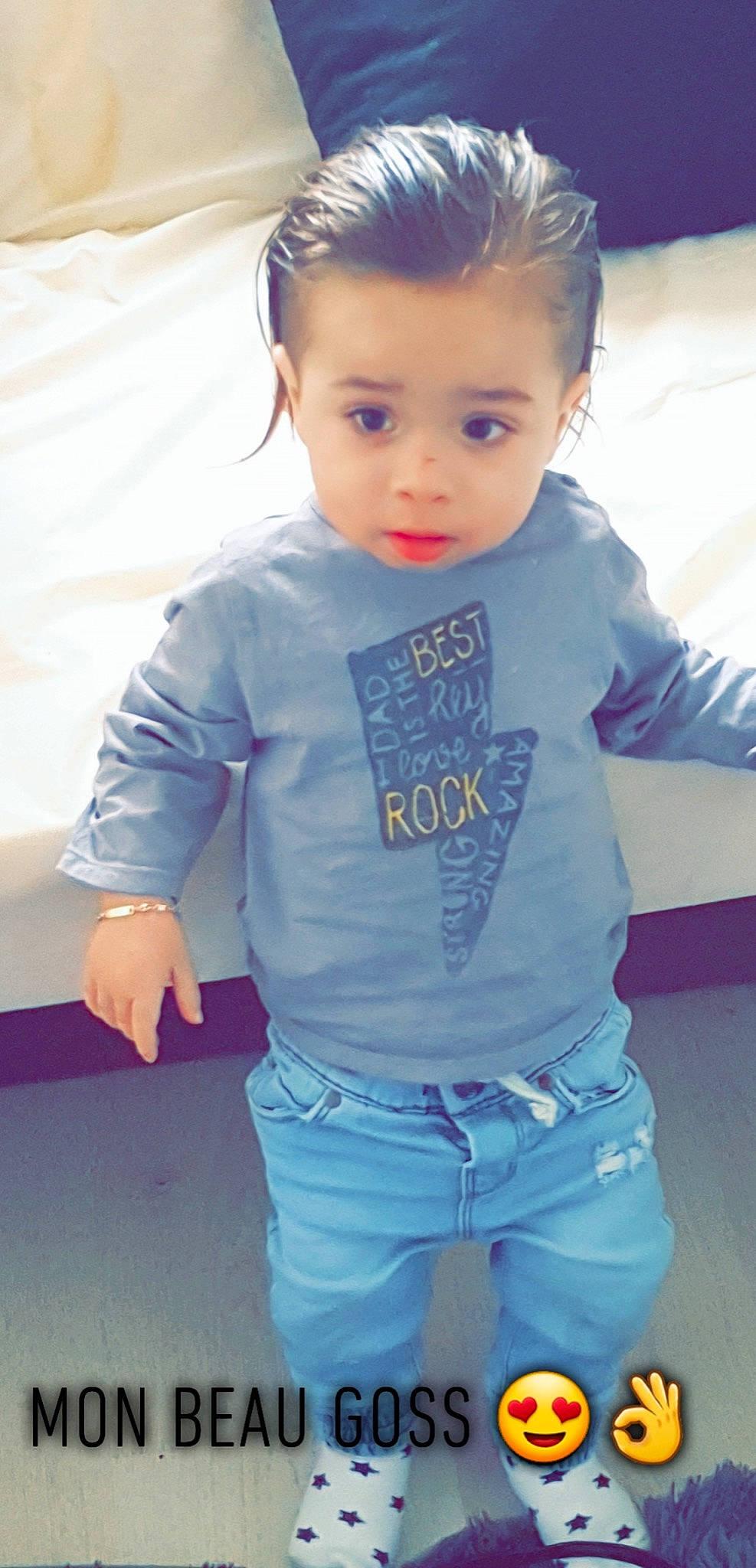 Meyson a rejoint le concours — aidez-le/la à gagner de superbes lots ! baby, black_hair, blue, cheek, child, child_model, cool, denim, forehead, jeans, lip, outerwear, person, skin, sleeve, smile, standing, t_shirt, toddler