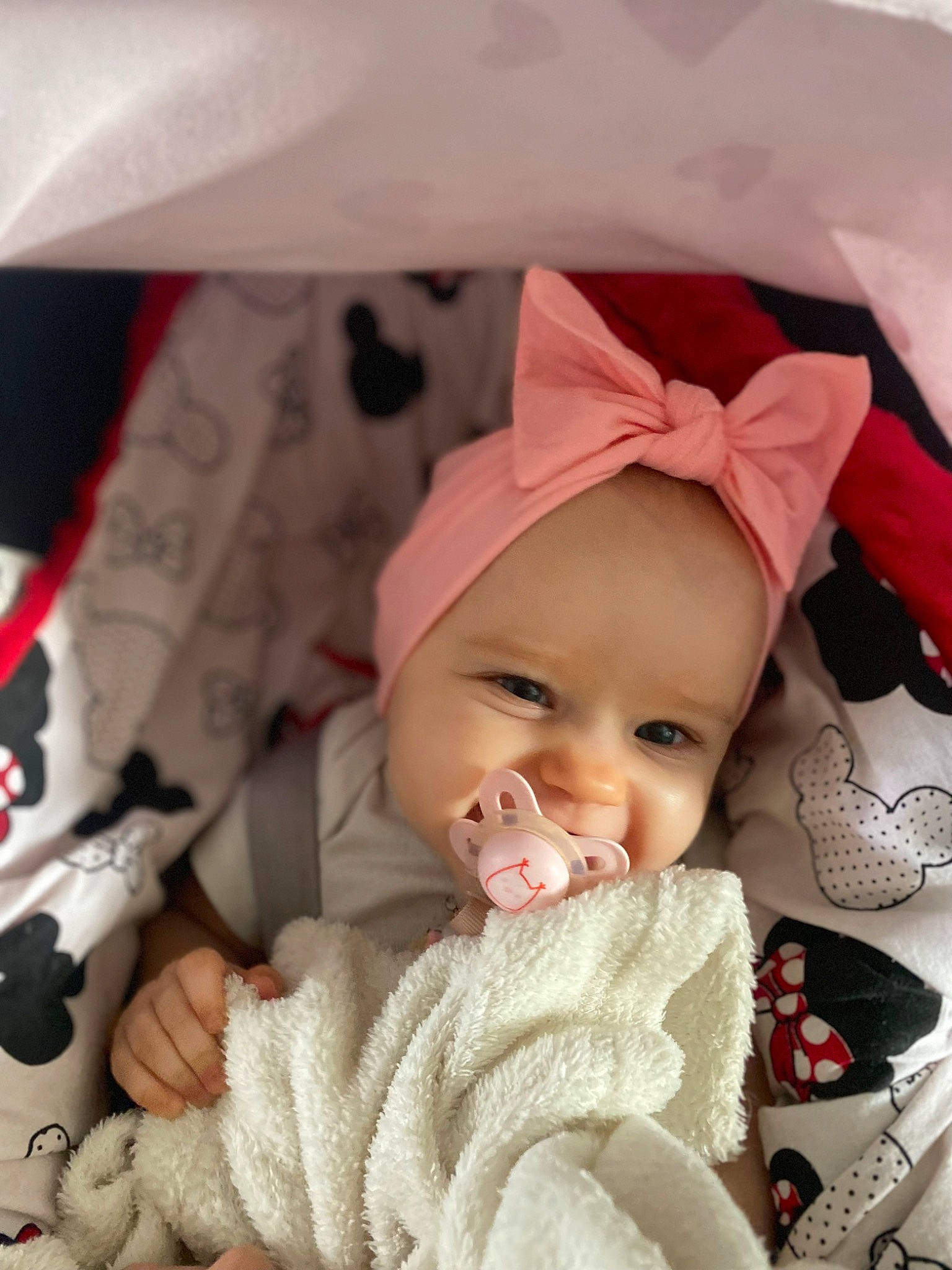 Malya a rejoint le concours — aidez-le/la à gagner de superbes lots ! baby, baby_products, baby_toddler_clothing, carmine, cheek, child, comfort, face, fashion_accessory, happy, head, headgear, headwear, linens, lip, pattern, person, skin, sleeve, smile