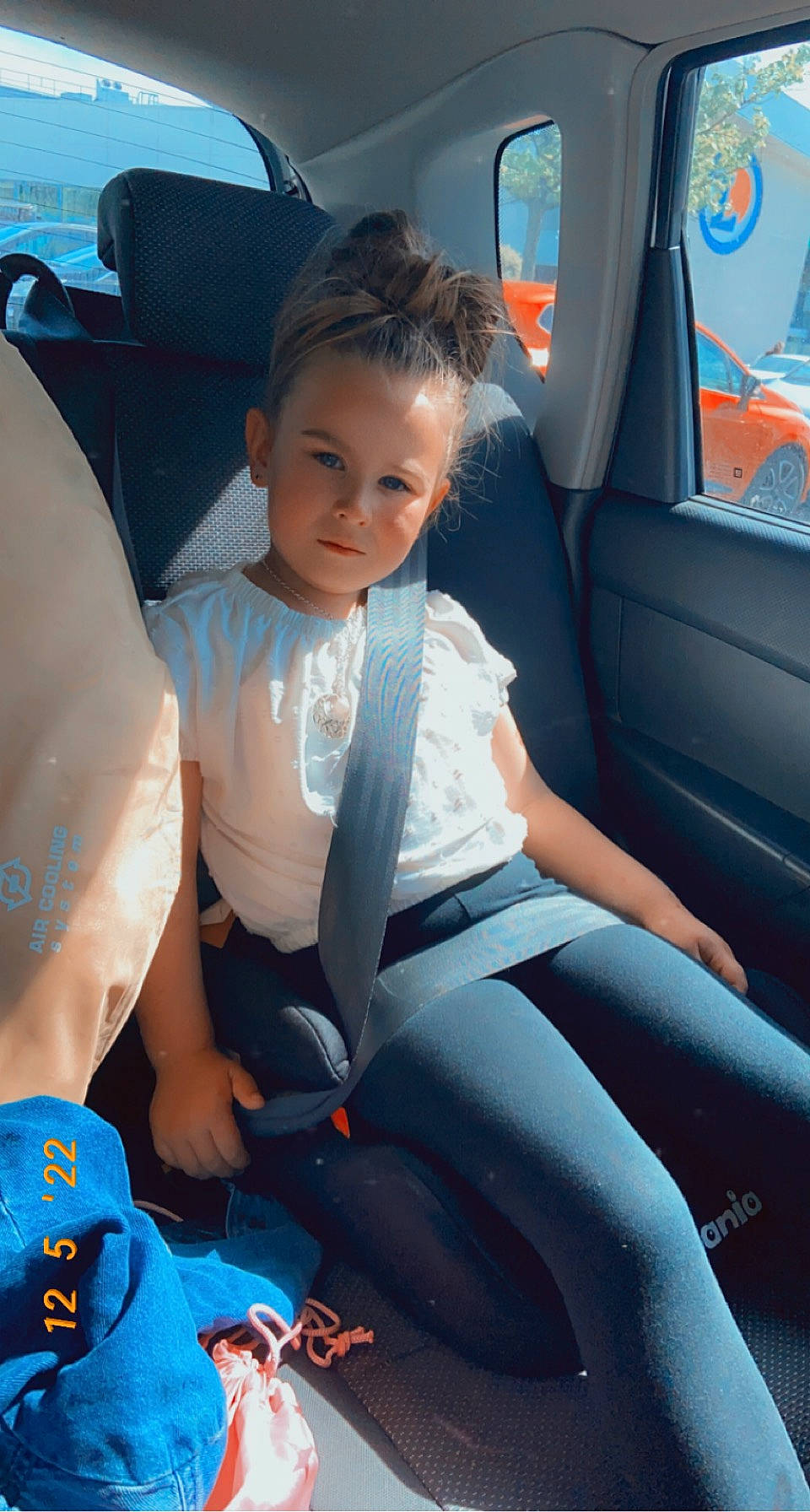 Manon participe au concours pour gagner de l'argent avec cette photo : auto_part, automotive_design, automotive_exterior, blue, car_seat, car_seat_cover, comfort, dress, electric_blue, family_car, head, head_restraint, lap, leisure, motor_vehicle, person, steering_wheel, thigh, toddler, vehicle