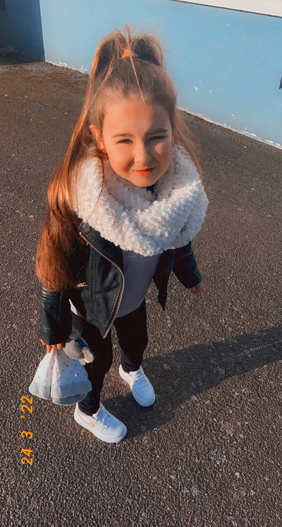 Manon participe au concours pour gagner de l'argent avec cette photo : child, electric_blue, eye, face, fashion_accessory, freezing, fun, fur, grass, hair, happy, head, iris, joy, leisure, person, recreation, sitting, smile, toddler