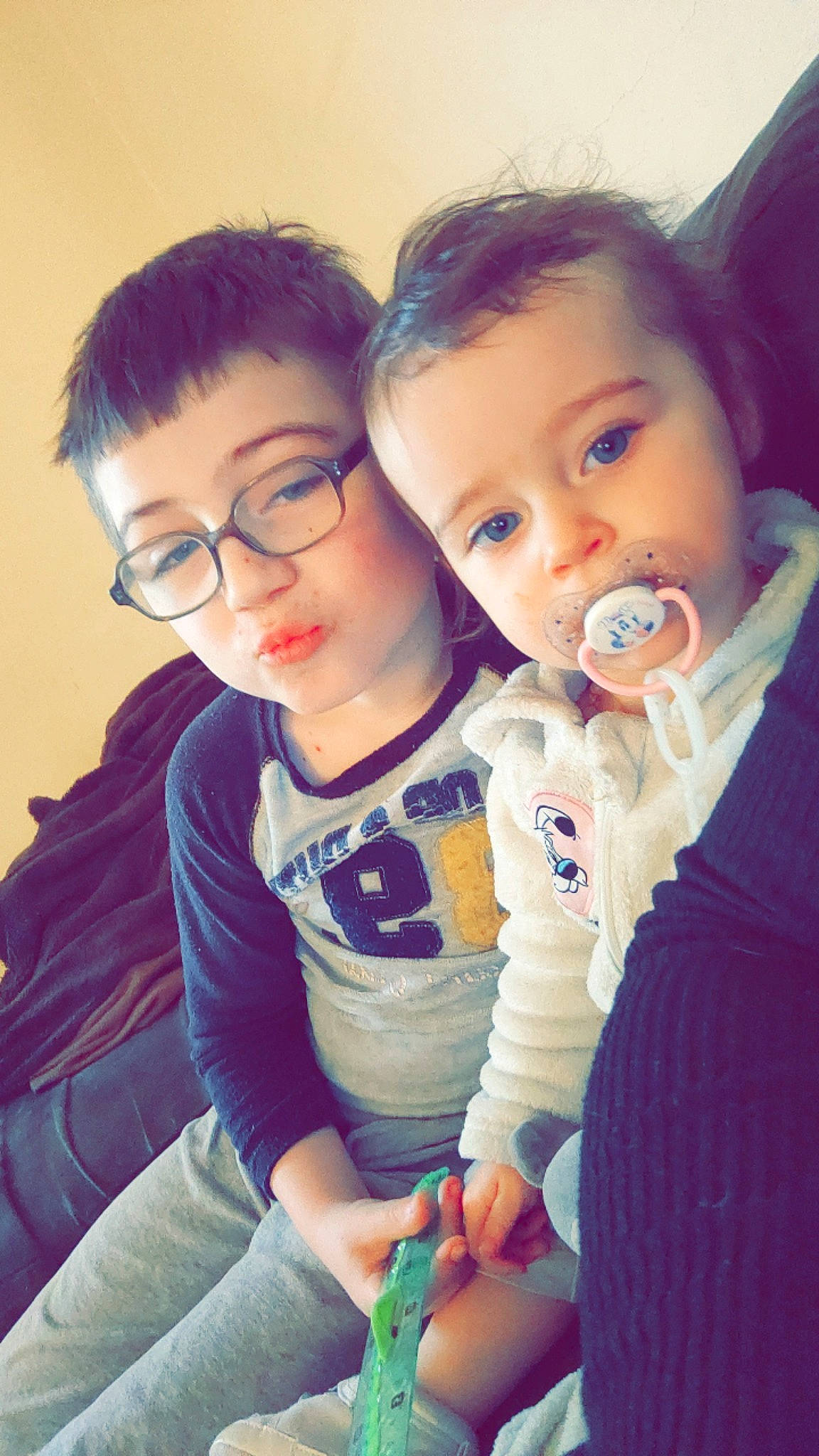 Evan a rejoint le concours — aidez-le/la à gagner de superbes lots ! baby_toddler_clothing, cheek, cool, eye, eyewear, facial_expression, finger, fun, gesture, glasses, happy, head, interaction, iris, lip, nose, person, skin, sleeve, toddler