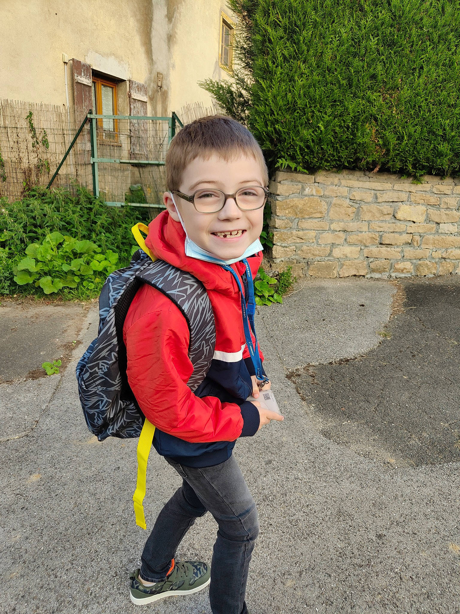 Evan a rejoint le concours — aidez-le/la à gagner de superbes lots ! asphalt, baby_products, bag, child, cobblestone, electric_blue, fun, grass, happy, joy, leisure, luggage_and_bags, pattern, people_in_nature, person, personal_protective_equipment, plant, recreation, road_surface, sleeve