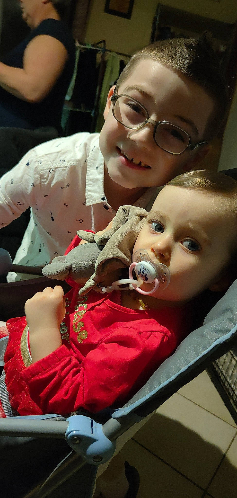 Evan participe au concours pour gagner de l'argent avec cette photo : baby, beauty, cheek, child, event, eyelash, eyewear, facial_expression, fun, hairstyle, happy, human, joy, lip, mammal, mouth, person, sitting, skin, smile