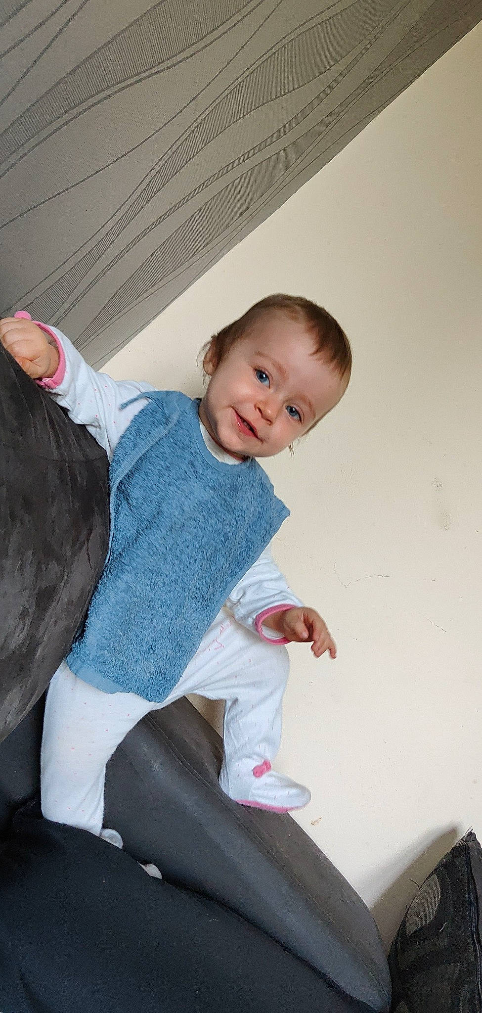 Giulia participe au concours pour gagner de l'argent avec cette photo : baby_toddler_clothing, child, comfort, couch, elbow, eye, face, flash_photography, gesture, hair, happy, head, human_body, joy, knee, leg, person, skin, sleeve, smile