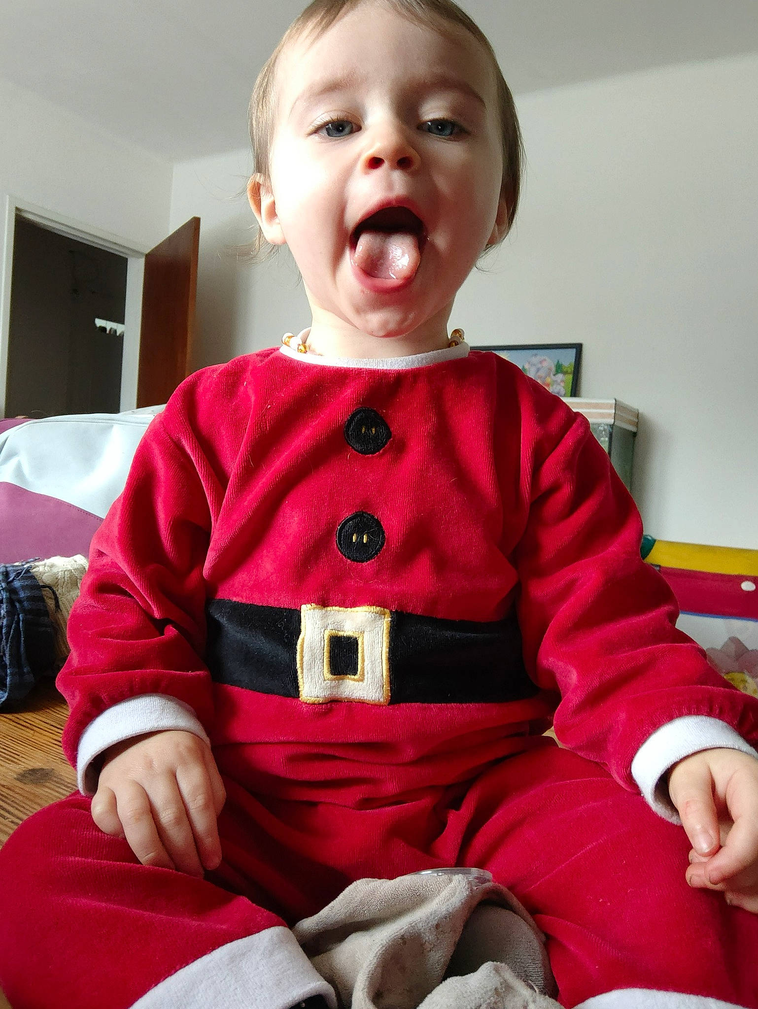 Giulia participe au concours pour gagner de l'argent avec cette photo : baby, baby_toddler_clothing, carmine, child, collar, comfort, dress, fur, holiday, knee, magenta, neck, nightwear, pattern, person, room, sitting, sleeve, toddler