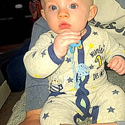Ayden a rejoint le concours — aidez-le/la à gagner de superbes lots ! baby, child, pacifier, pajamas, indoor, person, hand, adult, living_room, television, furniture, blue_eyes, comfort, cute, holding, sitting, star_pattern, clothing, closeup, portrait