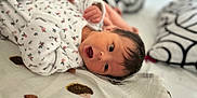 Maya participe au concours pour gagner de l'argent avec cette photo : baby, babylaughing, blanket, boy, child, face, happy, head, male, newborn, person, yawning