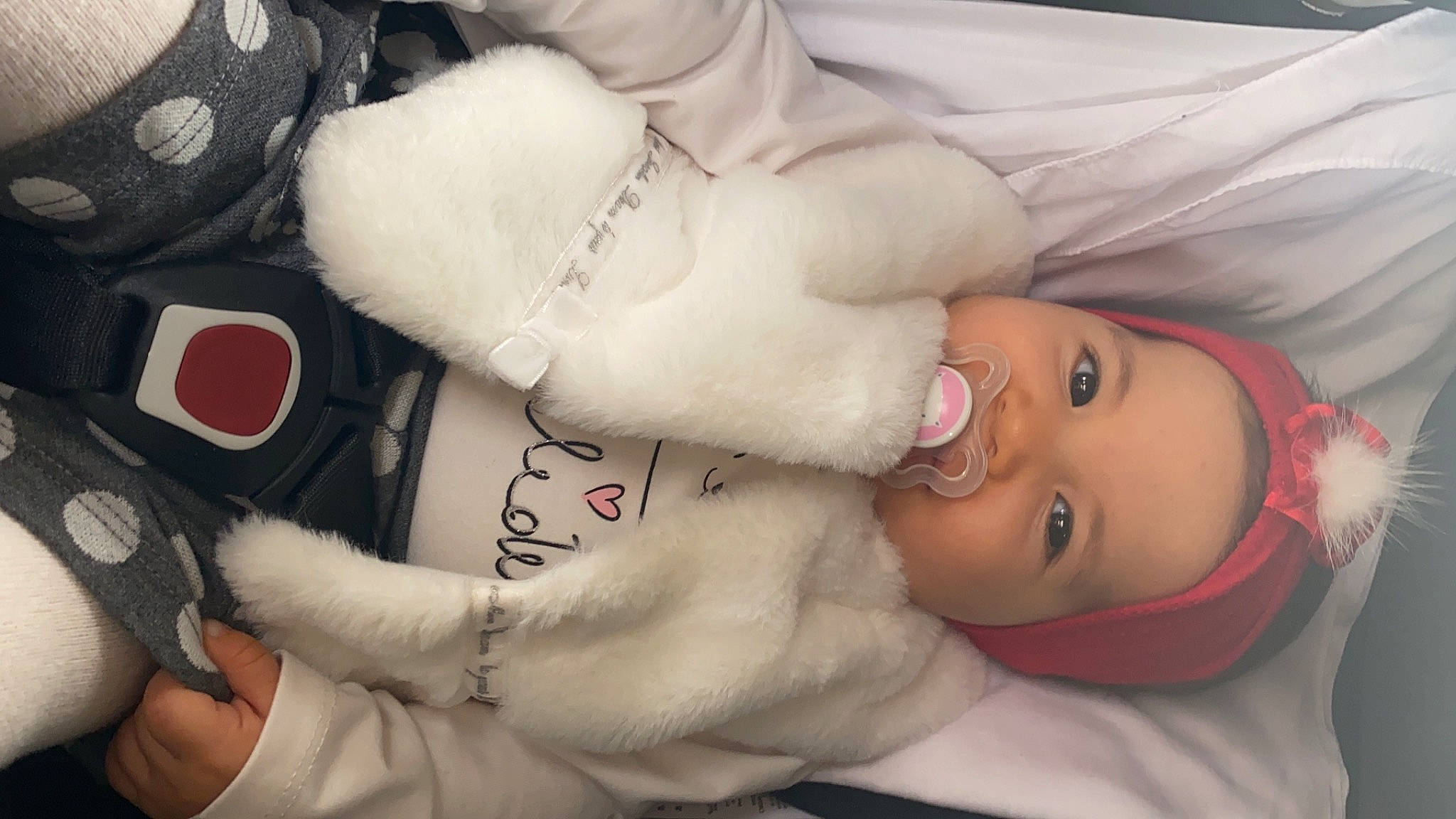 Selenia participe au concours pour gagner de l'argent avec cette photo : abdomen, baby, cheek, chest, child, comfort, facial_expression, finger, gesture, hand, head, headwear, lip, mouth, muscle, nose, person, skin, smile, textile