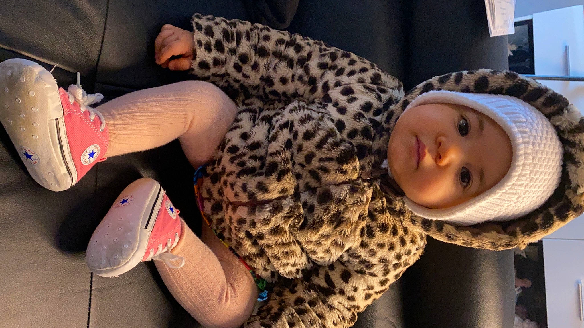 Selenia a rejoint le concours — aidez-le/la à gagner de superbes lots ! child, comfort, elbow, flooring, foot, fun, fur, headwear, human_body, human_leg, knee, leg, military_camouflage, nail, pattern, person, sportswear, street_fashion, sunglasses, thigh