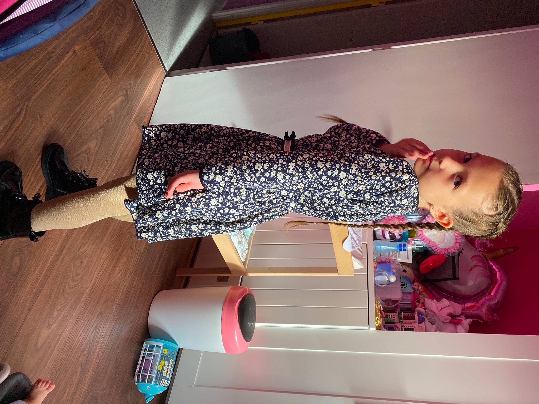 CHANEL participe au concours pour gagner de l'argent avec cette photo : child, person, room, toddler