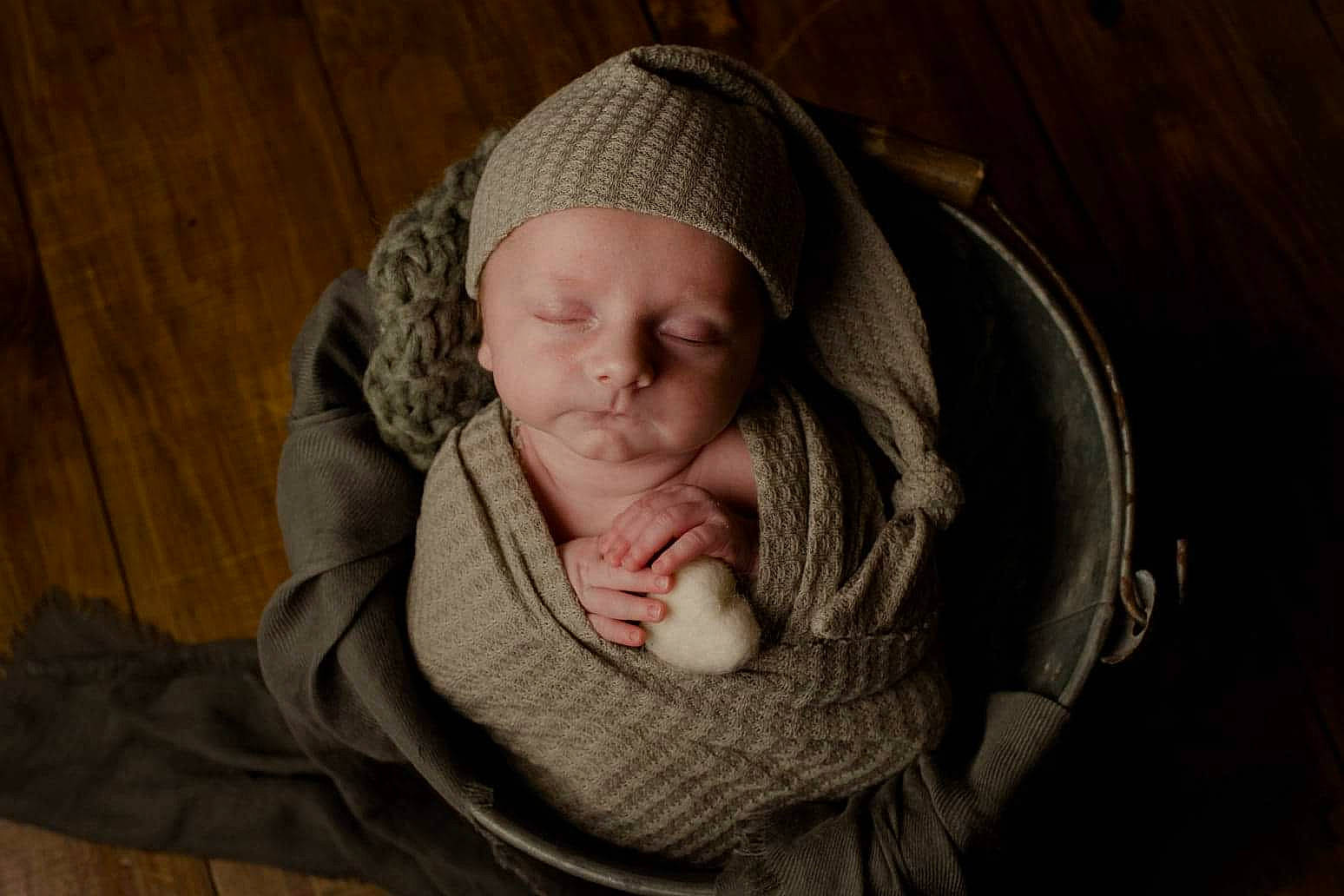 Mathias participe au concours pour gagner de l'argent avec cette photo : baby, bonnet, cheek, child, headgear, headwear, knit_cap, person, photography, portrait, portrait_photography, smile, toddler, wood, wool