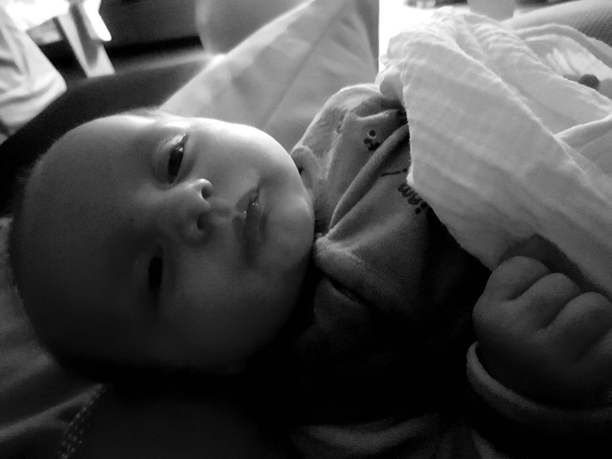 Mathias participe au concours pour gagner de l'argent avec cette photo : baby, black, black_and_white, cheek, child, close_up, eye, face, hand, head, lip, monochrome, monochrome_photography, mouth, nose, person, photograph, photography, skin, snapshot