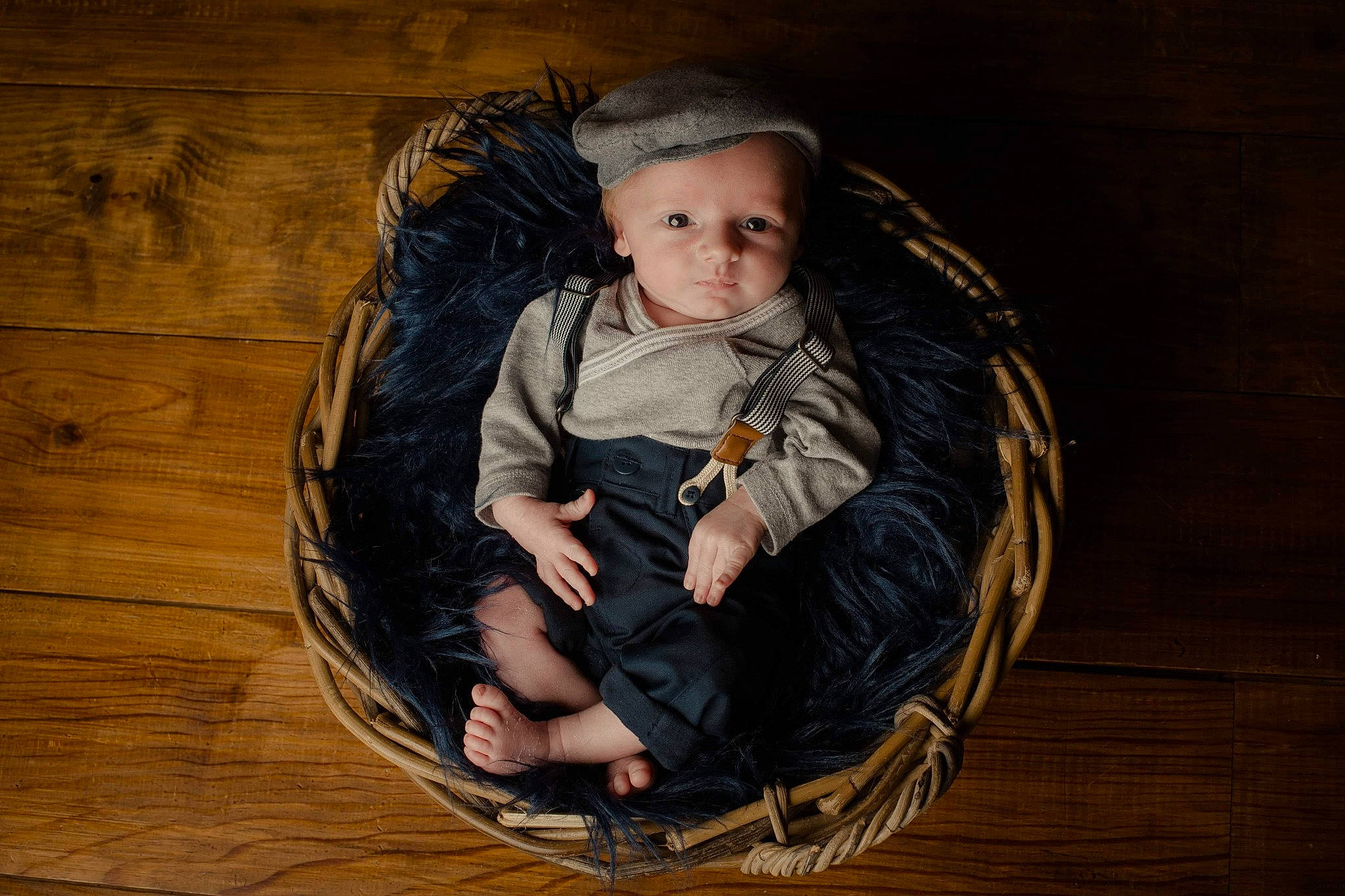 Mathias participe au concours pour gagner de l'argent avec cette photo : baby, child, eye, flash_photography, headwear, person, photography, sitting, toddler, wood