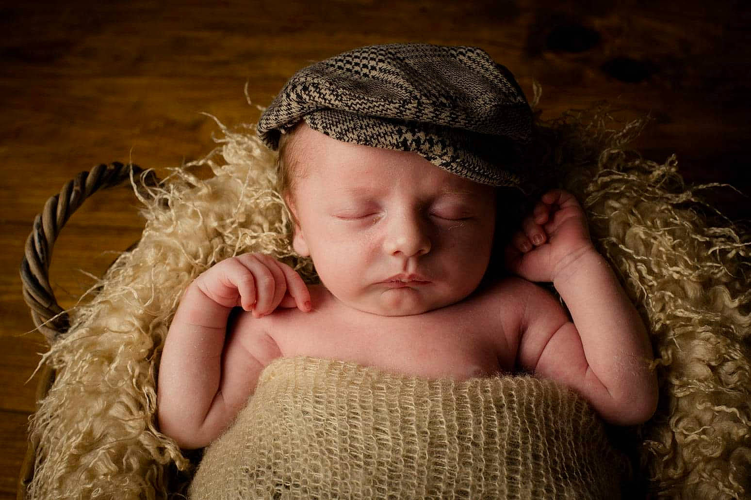 Mathias participe au concours pour gagner de l'argent avec cette photo : baby, cheek, child, fur, hair_accessory, hat, headgear, headwear, person, photograph, photography, portrait, portrait_photography, skin, sleep, toddler