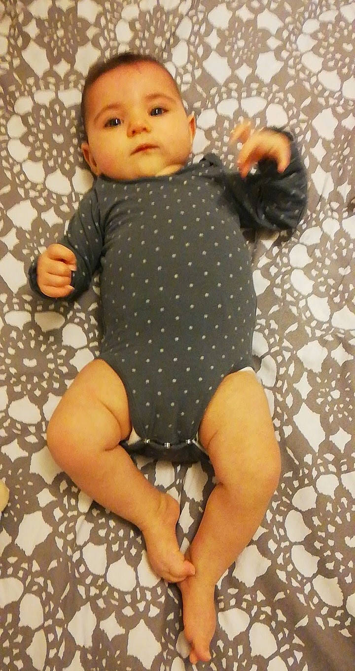 Zoé participe au concours pour gagner de l'argent avec cette photo : baby, baby_products, baby_toddler_clothing, cheek, child, design, leg, pattern, person, polka_dot, product, sleeve, thigh, toddler