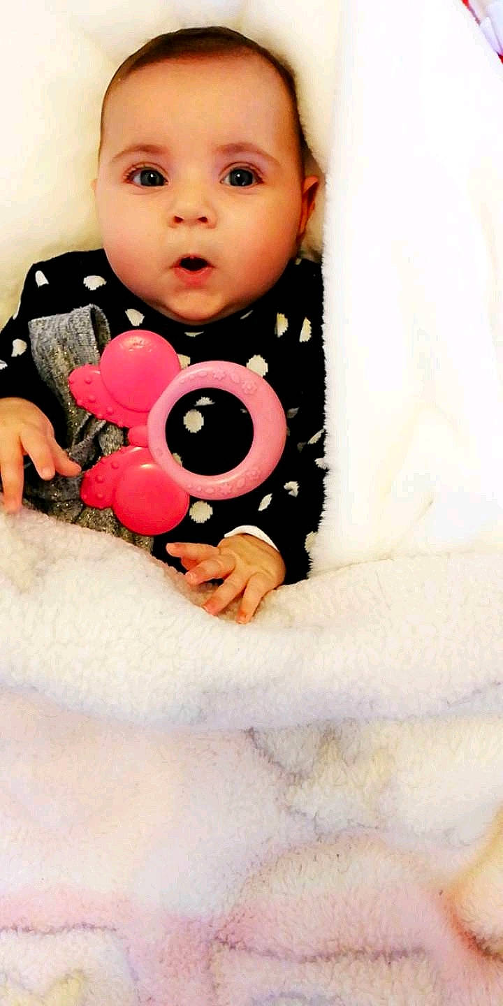 Zoé a rejoint le concours — aidez-le/la à gagner de superbes lots ! baby, cheek, child, lip, nose, person, pink, plush, skin, smile, stuffed_toy, toddler, toy