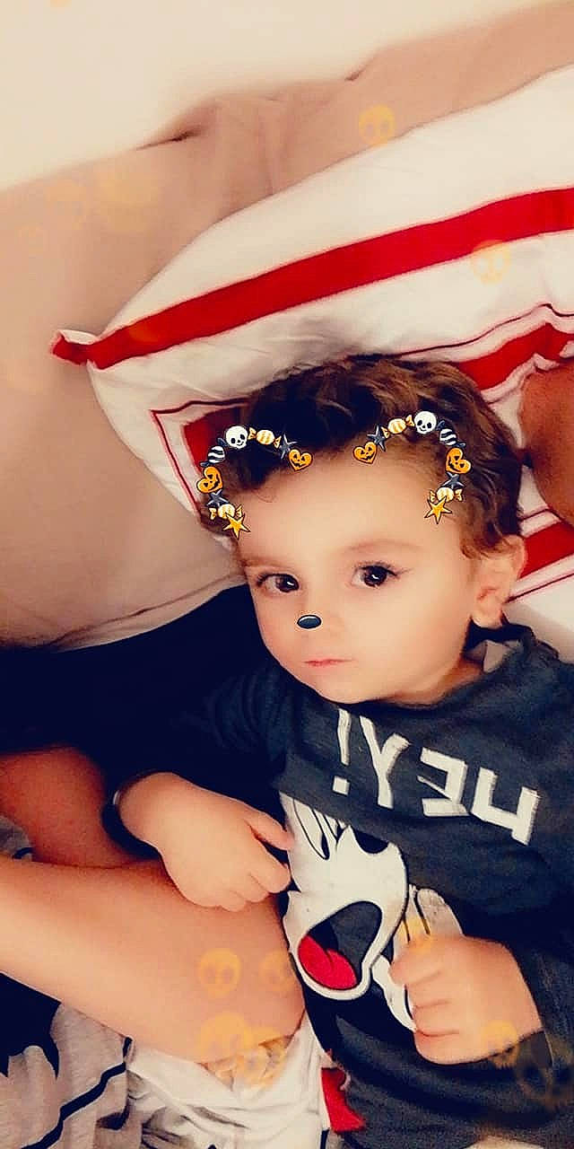 Kheron participe au concours pour gagner de l'argent avec cette photo : arm, baby, cheek, child, ear, fashion_accessory, gesture, hair_accessory, hand, headband, headgear, headpiece, lip, person, skin, smile, toddler