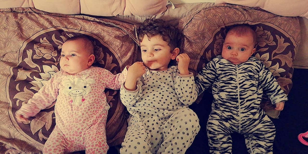 Kheron participe au concours pour gagner de l'argent avec cette photo : baby, baby_products, cheek, child, eye, face, family, head, human, iris, nose, outerwear, pattern, people, person, product, sibling, skin, sleeve, toddler