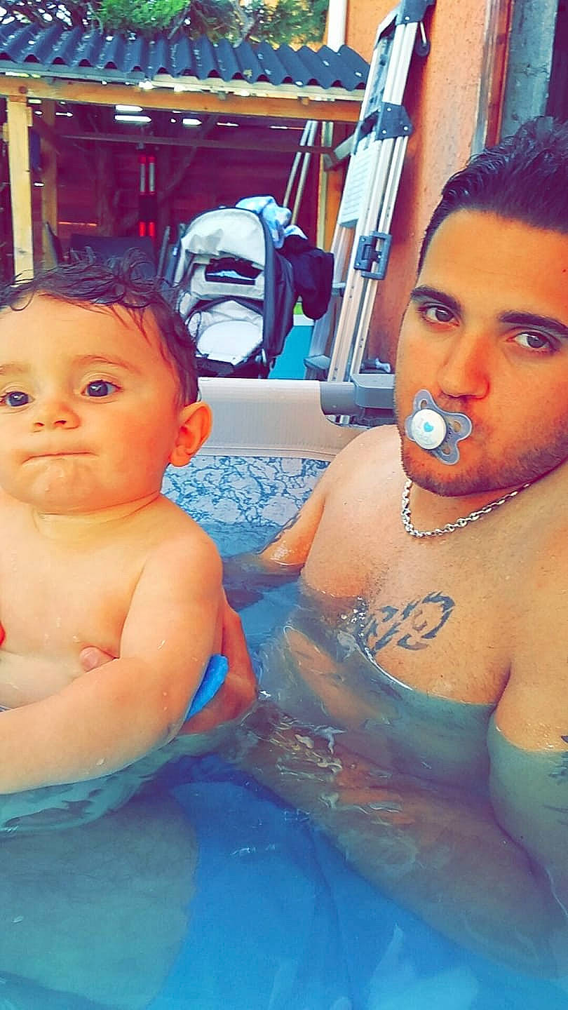 Kheron a rejoint le concours — aidez-le/la à gagner de superbes lots ! baby, barechested, bathing, cheek, chest, child, face, fun, head, leisure, nose, person, photography, product, recreation, selfie, smile, toddler